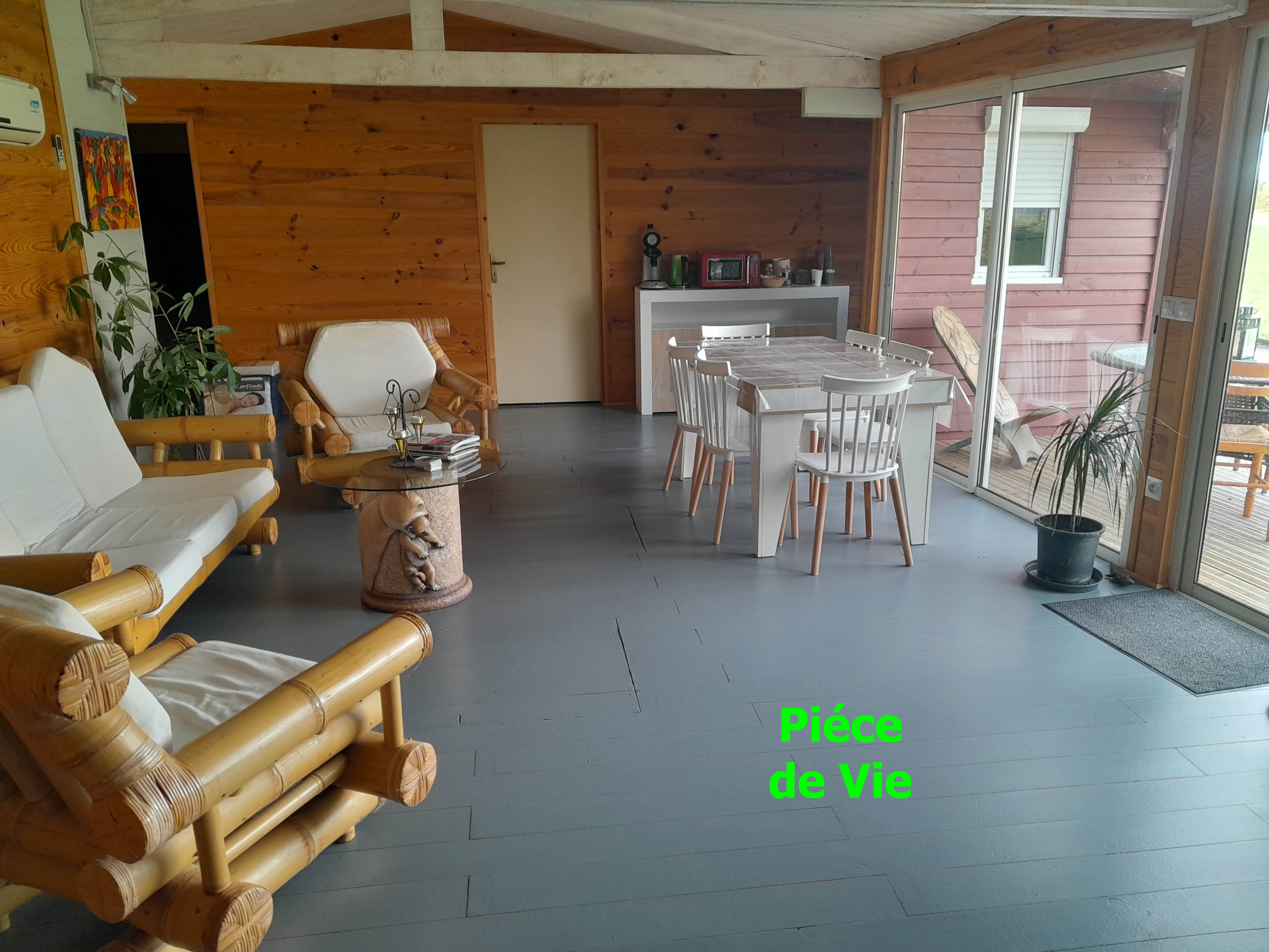 Plongez dans le charme unique de cette propriété en bois d’environ 260 m² habitable (Avec la possibilité d’agrandir via les dépendances), sur un terrain de 3 600 m², offrant un cadre de vie exceptionnel pour ceux qui recherchent la tranquillité et la proximité avec la nature.

La partie habitation principale, chaleureuse et spacieuse, dispose de 5 chambres, idéales pour une grande famille ou pour recevoir des invités. L’architecture tout en bois confère à l'ensemble un charme authentique et naturel, de type chalet de montagne.

La partie habitation secondaire, comprends 3 chambres (Aujourd’hui dédié à des chambres d’hôtes), chacune équipée de sa propre douche, apportant ainsi tout le confort nécessaire pour accueillir vos hôtes, ainsi que d’une grande pièce de vie, idéale pour servir les repas et petits déjeuné.
Les dépendances, aussi toute en bois, se composent d’une partie avec piscine hors-sol et d’un spa (Dans une pièce couverte), d’une salle de sport, et d’une partie « garage », pouvant accueillir 3 voitures, ou alors être transformé en gite.
Cette propriété est située au calme, mais son avantage est de se situer à 35 minutes de la gare de Poitiers, à 20 minutes du Futuroscope, et à 10 minutes de Mirebeau ou vous trouverez toutes les commodités nécessaires (supermarchés, pharmacie, écoles et collège, ...)
Cette petite commune de 400 habitants est un havre de paix qui appelle au calme et à la quiétude.

PS : Cette maison est inoccupée depuis 1 an, donc il faudra prévoir un petit peu d’élagage des haies, et de tonte du terrain.