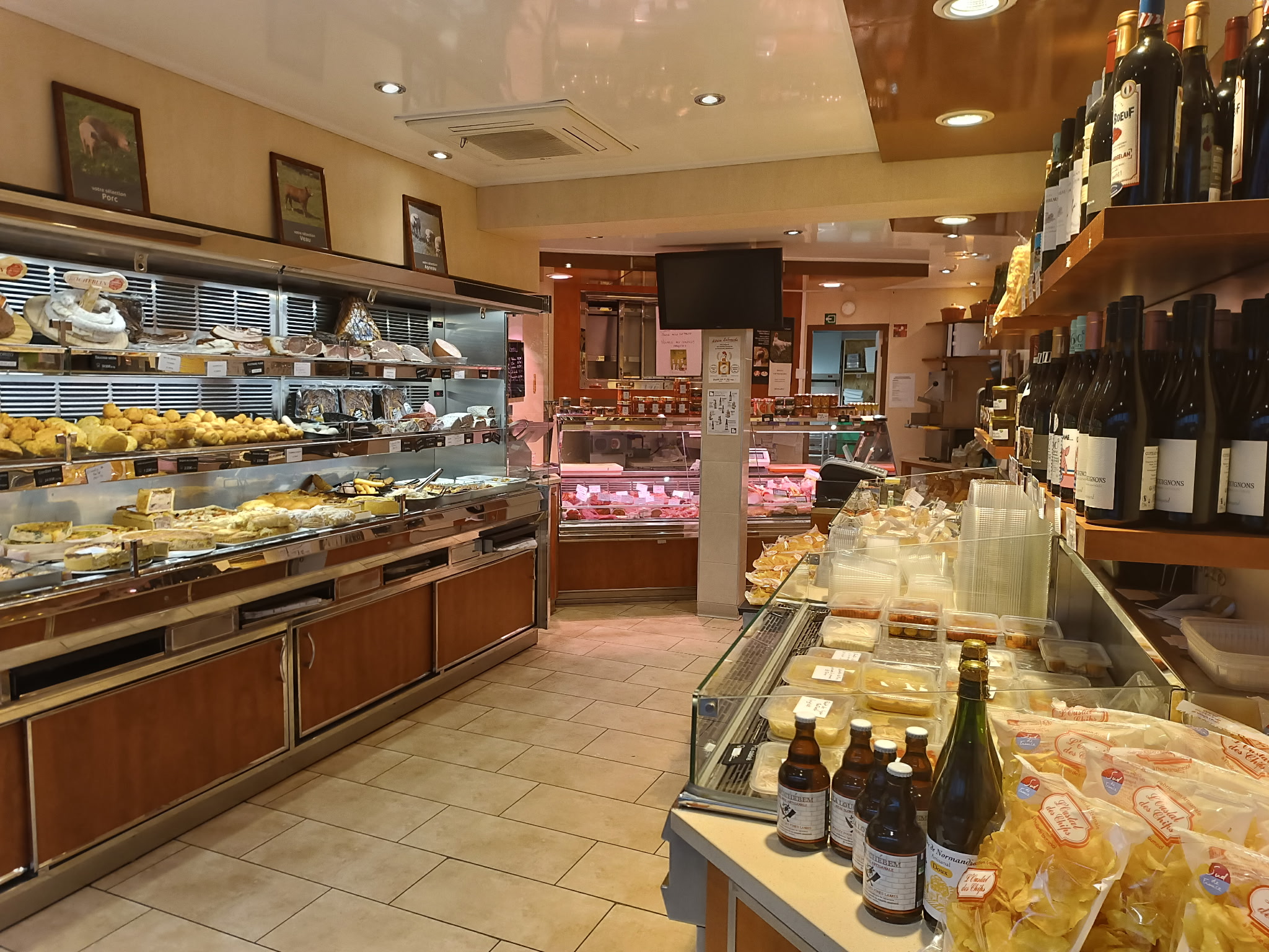 Boucherie, charcuterie, traiteur se situe dans une belle commune d Eure et Loir de 4500 habitants, emplacement idéal :place du château, centre ville dynamique et touristique avec toutes commodités, facile d'accès. 
Louer avec appartement de 70 m2 avec entrée indépendante, loyer total 1380€ avec bail touts commerces. Fermeture le dimanche et lundi, 6 semaines de congés par an 
Cette affaire au potentiel de développement est idéal dans le cadre d'une première installation 
Vend pour cause de retraite