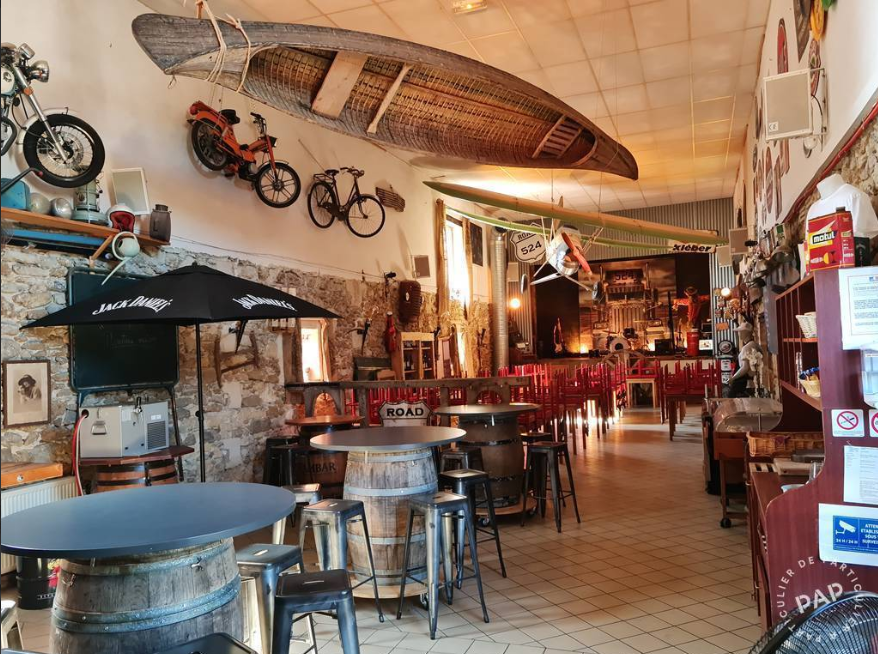 Restaurant atypique, situé sur une route nationale touristique (14000 /jour), midi et soir du lundi au vendredi.
3 salles, le restaurant 180 m² (120 places) dans une décoration originale vintage farmer/garage en Amérique du nord, une 2 ème salle (40 places) 60 m² pour séminaires, une 3 ème (130 places) de 150 m², pour les mariages et diverses réceptions.
Très grand parking privé de 7500m². Pas de voisin, sur une parcelle de 12 ha en bord de route.
Restaurant traditionnel équipé d'une scène pour concerts, cabarets, animations, karaoké...
Équipement cuisine moderne , chambres froides, ...
Grande terrasse équipée semi couverte (100 places). 
Appartement de plus de 200 m² (4 chambres, salles de bains WC, cuisine, grand garage, salon avec cheminée)
Loyer 1900 € ttc/mois. Chauffage gaz. À mi-chemin entre Langon et Bazas, grande zone commerciale à proximité.
Aujourd’hui en 5/7, mais à développer en 7/7, ouverture 10h30, coupure 14h30/18h30. Fermeture 2h00.
Nous avons une forte demande de repas de groupes, autocaristes, routiers le soir en semaine.