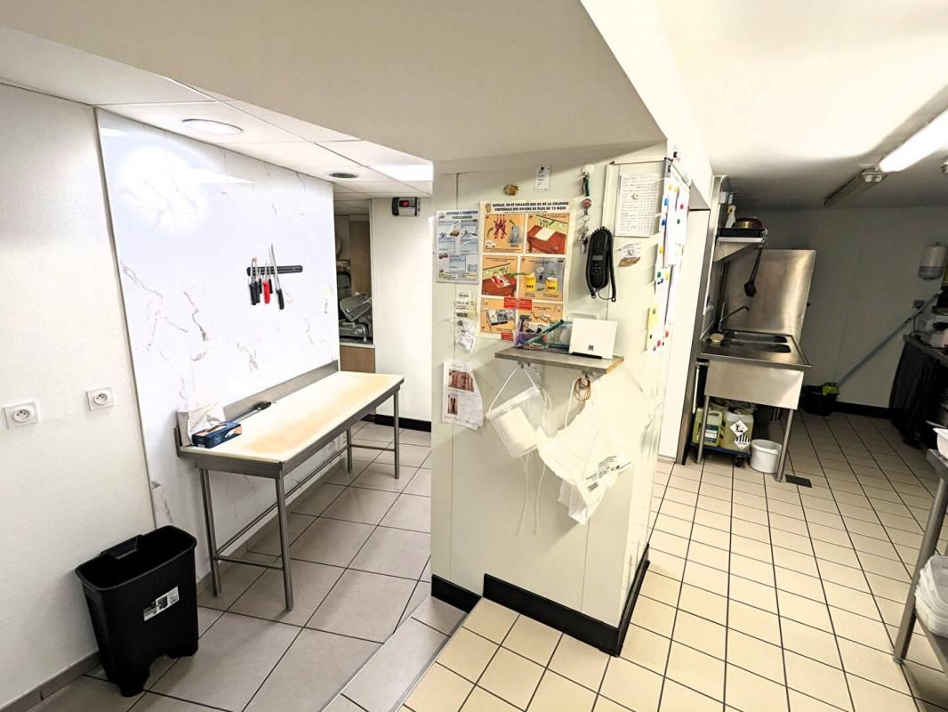 A vendre fond de commerce en très bon état dans un village entouré d’autres commerçants et en pleine expansion, comprenant un magasin de 55.35 m2, une partie à usage de laboratoire de 19.23 m2, une autre pièce à usage de laboratoire et réfrigération de 14.39 m2 d'une pièce à usage de bureau avec WC et réserve de 17.59 m2.
Entretien du matériel suivi.
Parking devant magasin.
185 000 € inclus frais d'agence