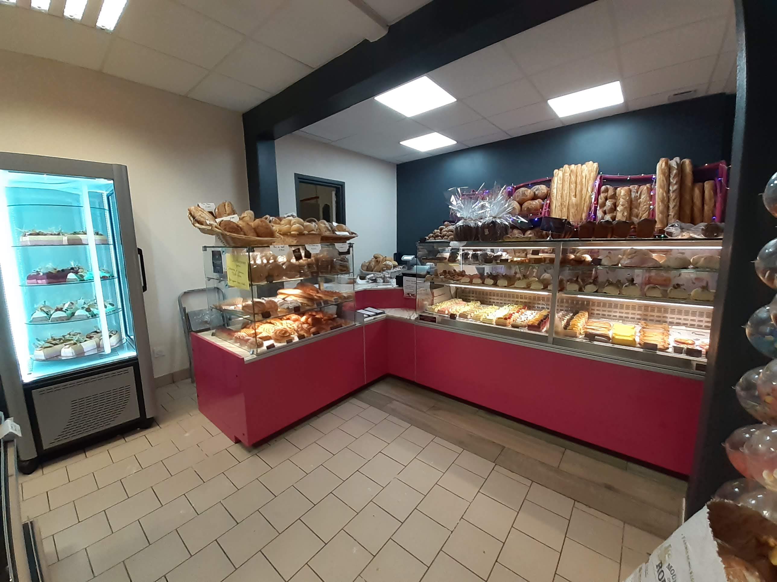 Belle boulangerie en constante augmentation (240000e de CA) cherche repreneur 
Située dans un village du sud Manche, sur un axe passager avec facilité de stationnement.

Le magasin refait à neuf en 2023 (avec son coin épicerie et sa caisse tactile et son système de vidéo surveillance ), accueille du mardi au dimanche midi une clientèle chaleureuse.
 
Coté laboratoire, plein pied,  de nombreux investissements ont été effectués au fil des années ( pétrin à spiral BONGARD 80 kg de farine, congélateurs 48 plaques, chambre de pousse, etc.…) pour le confort de son boulanger !

Pour ne pas oublier le confort de la petite famille elle vous offre 4 grandes chambres, une salle de bain (avec douche et baignoire) et un bureau 
A l’extérieur, des dépendances ainsi qu’une grande cour fermée pour accueillir vos enfants et animaux de compagnies

 A vous qui êtes intéresser n’hésitez pas a prendre contact avec nous au 0233897882 pour d’autres renseignements