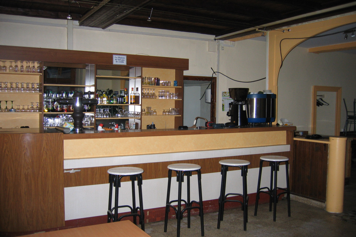Bar restaurant de village + appartement à l'étage + grande cave voûtée
Possibilités d'adjonction d'autres activités commerciales
