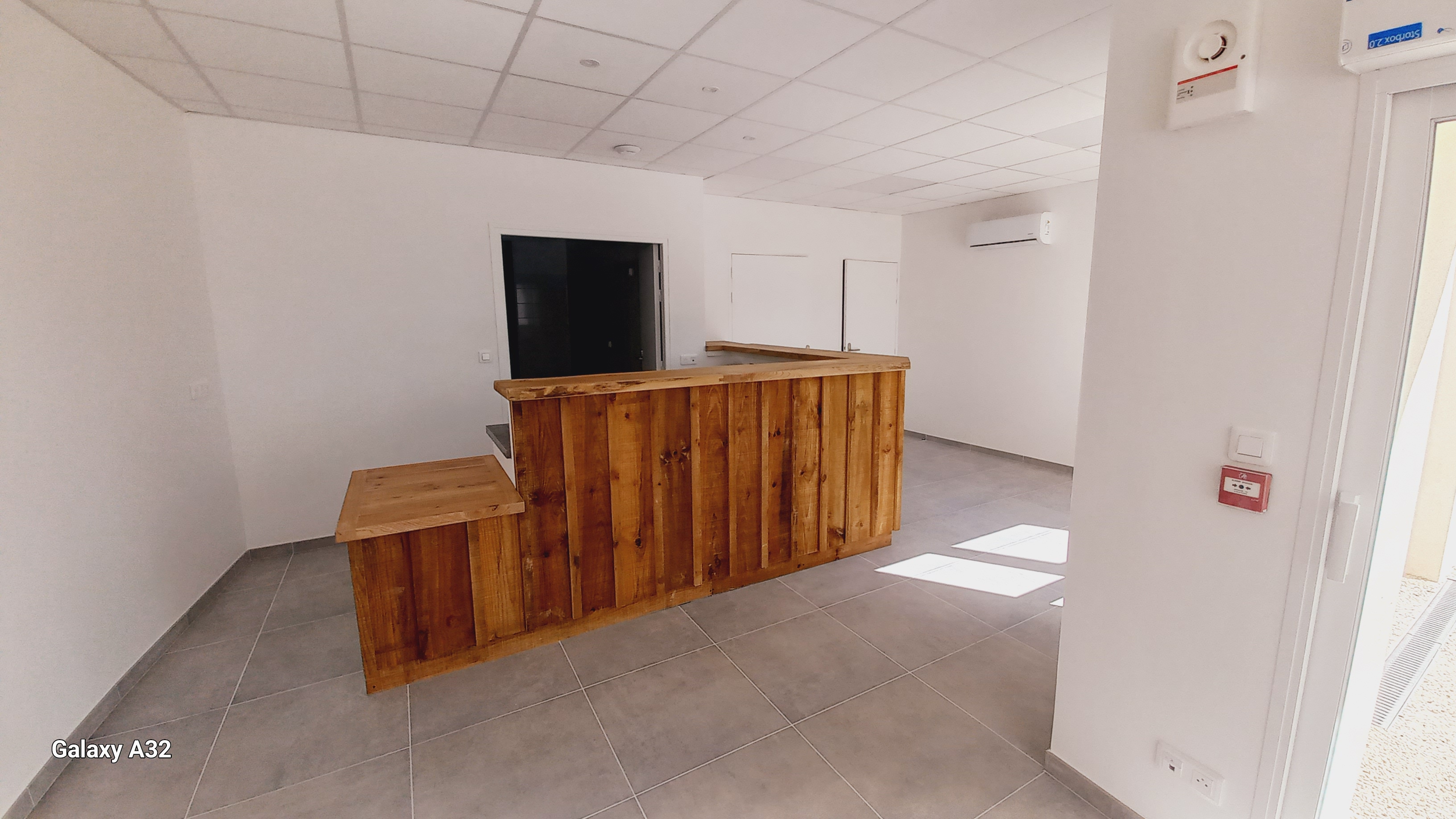 Snack-bar de 90 m² avec terrasse de 38 m², prêt à être aménagé selon les besoins.
Local entièrement rénové, en centre bourg, sur l'axe Bordeaux - Royan (environ 5000 véhicules / jour le week-end).
Parking à proximité.
Objectif : Avoir un exploitant offrant une offre de proximité qualitative, contribuant à renforcer l'animation du bourg, avec des horaires d'ouverture assez larges, afin de créer un lieu intergénérationnel.
Loyer de 540 € HT, exploitation de la licence IV dont la commune est propriétaire compris. Dans le cadre d'une aide à l'installation, la commune a décidé de réduire celui-ci à 440 € HT, les 6 premiers mois.
Deuxième local à côté pour y implanter une épicerie multiservices.
Date ouverture souhaitée : 1er décembre 2026 au plus tard.
Date limite de dépôt de dossier : 15 octobre 2026.
Visite possible sur rendez-vous.