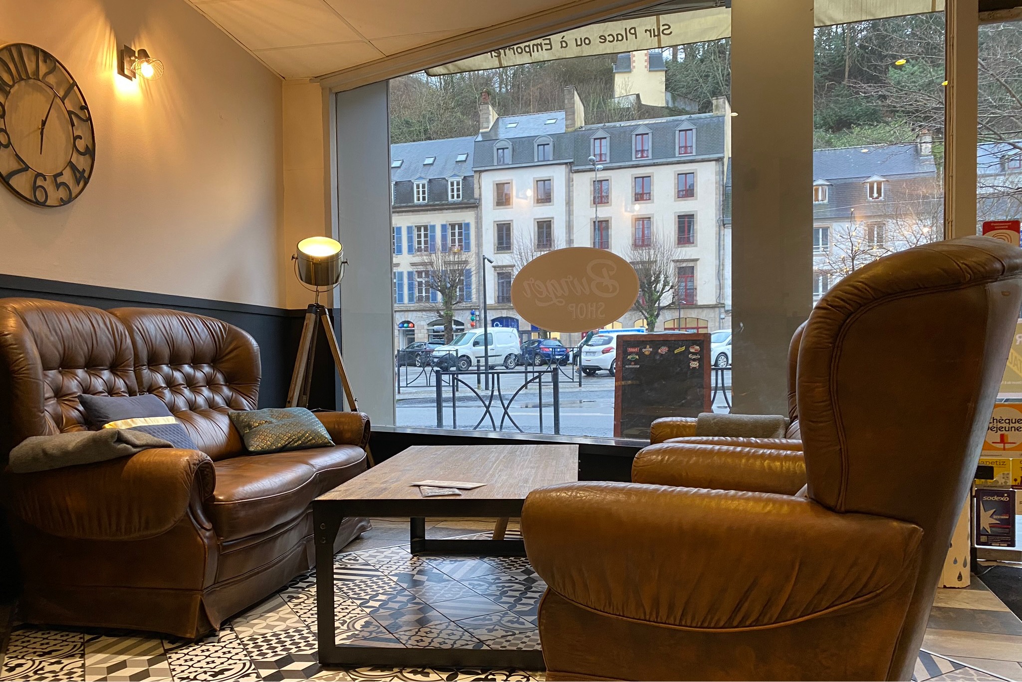 Fonds de commerce, restauration, restauration rapide 200 m² MORLAIX  

Opportunité rare à saisir au cœur de Morlaix ! Situé à proximité immédiate du centre-ville, du SEW, du port et de l'IUT, cet établissement bénéficie d'un emplacement stratégique et en plein essor. C'est un véritable outil de travail clé en main, avec une salle moderne et deux terrasses offrant un cadre agréable à vos clients, que ce soit pour une consommation sur place ou à emporter. Très bon chiffre d'affaires. L’établissement est conforme à toutes les normes en vigueur, offrant une base solide avec un fort potentiel de développement. Le secteur de la restauration rapide étant en constante progression, cette affaire représente une excellente opportunité pour un projet ambitieux. 
Ne manquez pas cette occasion de devenir propriétaire d'un fonds de commerce bien implanté avec une rentabilité à faire progresser. 

Pour plus d’informations et pour organiser une visite, contactez-nous dès aujourd’hui.  

Les informations sur les risques auxquels ce bien est exposé sont disponibles sur le site Géorisques : www.georisques.gouv.fr 
Prix de vente honoraires d’agence inclus : 144 500 € HT + 2 890 € TVA, soit 147 390 € TTC 
Prix de vente hors honoraires d’agence : 130 050 € HT + 0 € TVA, soit 130 050 € TTC Honoraires d'agence : 14 450 € HT + 2 890 € TVA, soit 17 340 € TTC (13.33 % TTC du prix de vente hors honoraires d'agence) Honoraires charge acquéreur  
  
Surface : 200 m² Non soumis au DPE Prix du bien : 144500 €
Prix du bien hors honoraires : 130050 € 
Honoraires TTC : 11.11 % soit 14450 € 
Honoraires à la charge de l'acquéreur 
Consommation énergie primaire : NS kWh/m²/an 
Consommation énergie finale : Non communiqué
