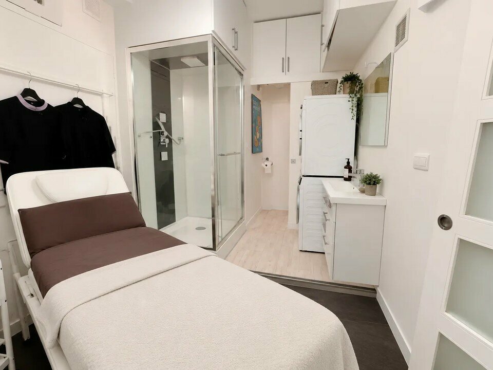 Fonds de commerce d’institut d’esthétique d’environ 35 m² à céder au Havre. L’espace se compose d’un accueil et de deux cabines de soin, dont une équipée d’une douche, permettant une reprise immédiate de l’activité. La reprise peut s’effectuer par cession du fonds de commerce ou par cession du droit au bail seul, selon le projet du repreneur. Configuration compacte et fonctionnelle, idéale pour un institut de beauté, un salon de soins esthétiques ou une activité de bien-être. Bail commercial 3/6/9 ans.

Surface totale : environ 35 m² comprenant un espace d'accueil et deux cabines de soin, dont une avec douche.

Prix de cession du fonds de commerce : 40 250 €
Alternative en cession de droit au bail : 28 750 €
Loyer annuel : 4 560 € HT HC (380 €/mois)
Charges annuelles : 480 €
Taxe foncière : 417 €

Annonce proposée par Pôle Implantation Commerce, service d'accompagnement des porteurs de projets commerciaux (réf. Ref076298).