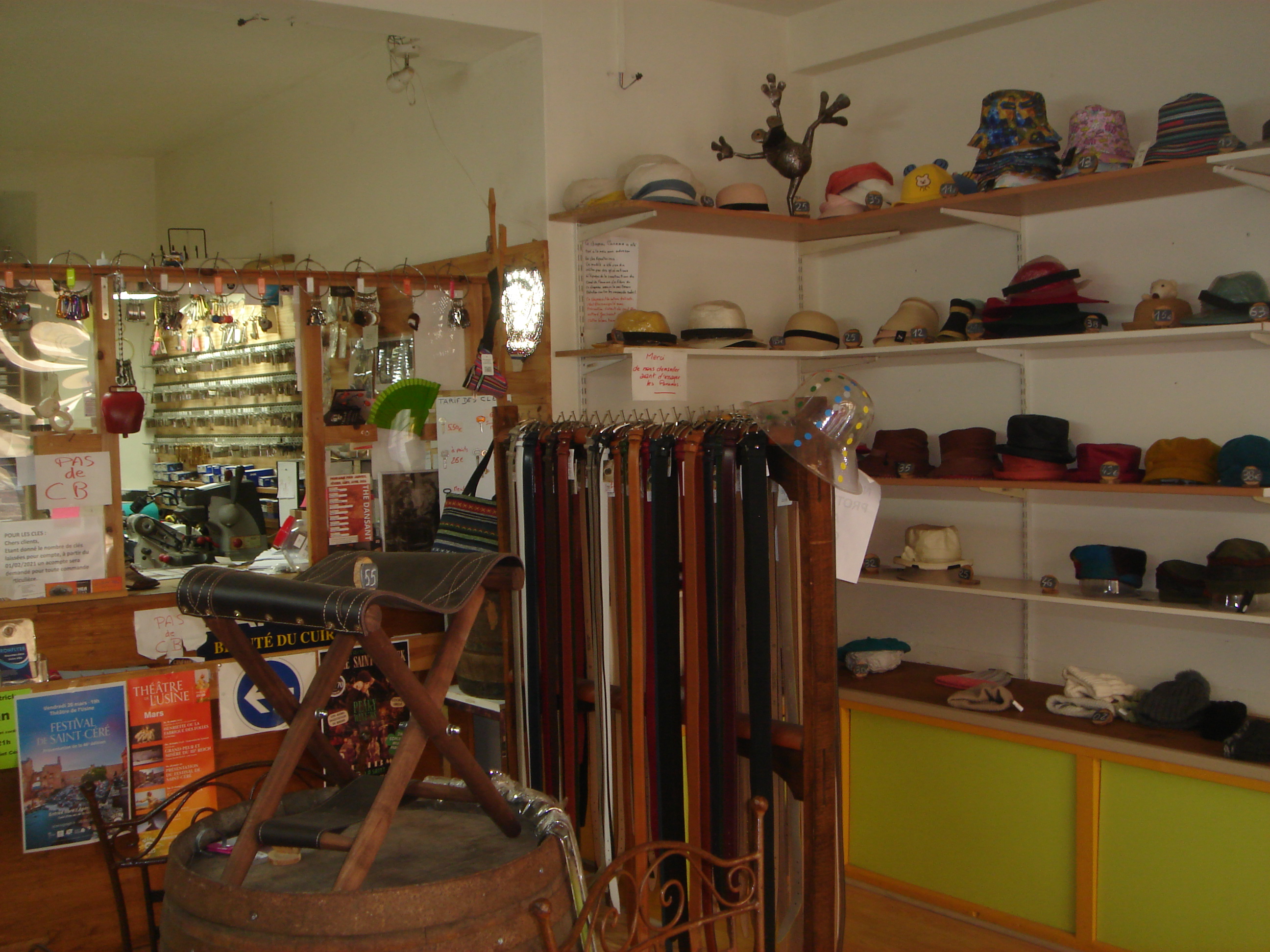 Cause retraite vente de la dernière  cordonnerie en activité à 50 kms à la ronde avec donc un beau potentiel de progression dans une petite ville du lot chargée d,histoire,au coeur d,une region magnifique,au carrefour de la dordogne,du cantal et de la corréze. 
St Céré,proche des villes de Biars et de Bretenoux (6kms usines Andros,Pierrot Gourmand,gare sncf,  plus de 20000 habitants) a donc tous les atouts pour accueillir une famille,avec école, colége,lycée,cinéma,théatre, piscine,hospital, nombreux clubs sportif et activités culturelles qui attirent une clientèle parisienne et touristique pendant les vacances ,ainsi que la proximité des sites mondialement connus de Rocamadour et le gouffre de Padirac. 
  
Le local de 61m²est situé dans la rue principale avec tous les commerces; la cordonnerie comprend la réparetion,la reproduction de toutes clés,la vente de produits d,entretient,de ceintures cuir,de chaussons en peaux d,agneau,chapeaux et casquettes. 

Demande de renseignements par mail ou sms.