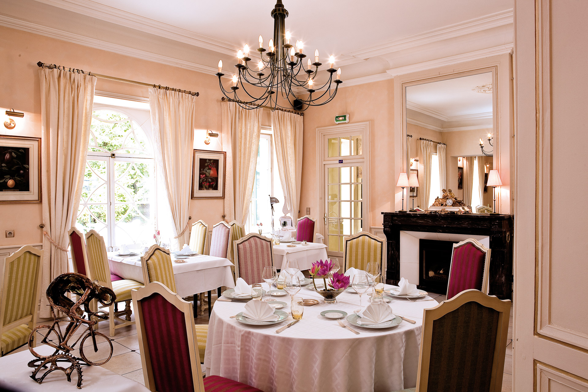 Dans un calme absolu avec une vue exceptionnelle sur la vallée de la Creuse, ce restaurant gastronomique est abrité dans une ancienne maison de maître du XIXe qui domine un parc arboré au cœur de la ville. Cette propriété profite d'un environnement sauvage où chaque convive trouvera, en toute intimité, la communion avec la nature.

Elle se transforme en lieu festif et d'échange (mariages, réception, conférences, rencontres d'artistes …) avec sa grande salle de réception.

Le décor, l'accueil et le service sont en harmonie avec la cuisine raffinée et créative de Jean-François Rodallec. Concoctées à partir de produits du terroir, les assiettes sont copieuses et esthétiques. Le chef, d'origine bretonne, travaille les produits de la terre comme de la mer : homard du vivier flambé au whisky, filet de bœuf à la lie de vin... Les plats de la carte changent régulièrement, selon les arrivages et les saisons.