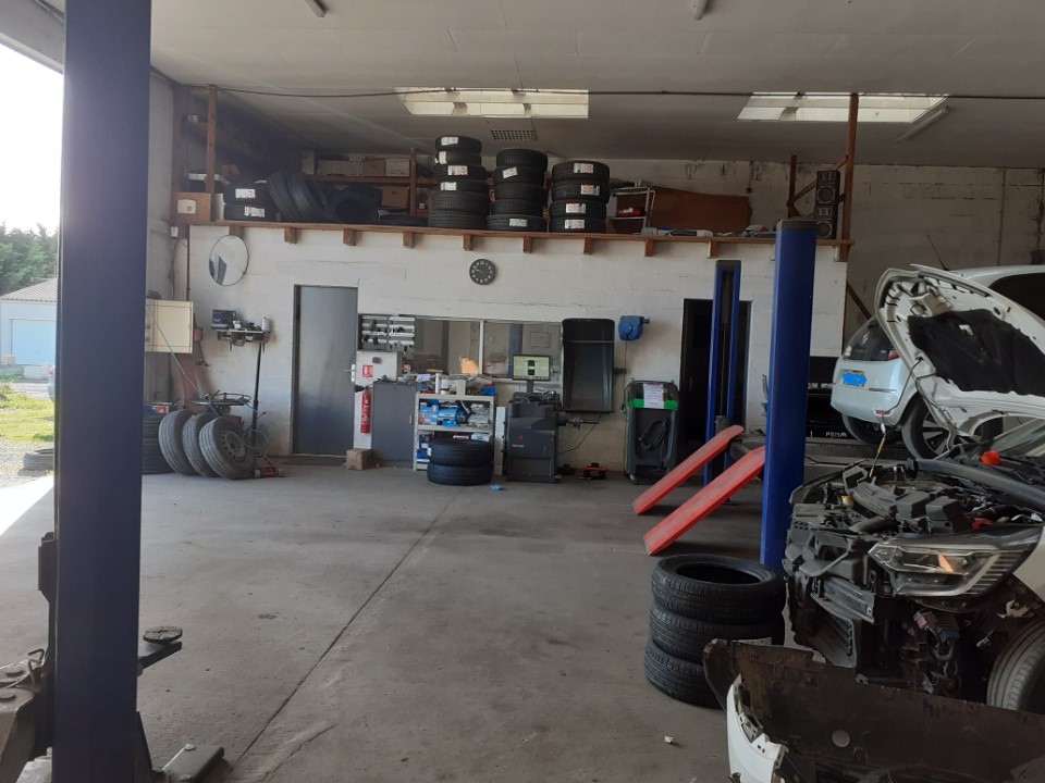 -a vendre pour cause santé, fond de commerce garage de réparation automobile avec son matériel dans un village de campagne situé entre saintes , st jean d Angely et cognac

-notre activité ; la réparation , l entretien , le diagnostic et le dépannage des véhicules VL et VU

-Le CA est de 2024 est de 514000 ht 

-le personnel a reprendre avec l entreprise , un technicien et un mécanicien 

-le bâtiment est en location (1500,00ht) avec une surface de 420 m2 sur un terrain de 2000 m2 composé de ;
- un bureau de réception
- un bureau de comptabilité
- un vestiaire avec une douche et WC
- un atelier 150 m2 avec un pont 4 colonnes Fog , un 2 colonnes FOG , machine a pneus, équilibreuse , banc de geo semi 3d, presse 30t, presse amortisseur, nettoyeur HP KARCHER, établi 
- un atelier 230 m2 avec un pont 2 colonnes 5t RAV , un pont ciseau 3t encastré RAV , un ciseau 3.5t , un établi avec 2 outil de diag , un établi de 5m 
- les ateliers sont chauffé par un générateur au fioul
- les bureaux sont chauffés par une clim réversible neuve 12/ 2024
- un parking client devant le garage avec possibilité de se garer sur le parking communale 
- un autre parking derrière les bâtiments pour les véhicules moins présentable .
- l activité ne demande qu' a être étendu car nous ne faisons pas de vente de véhicule , nous ne faisons du dépannages que pour nos clients ,( par manque de temp ou de personnel)
le fond est vendu 140000 euro avec matériel
je me tiens a votre disposition pour tout renseignement