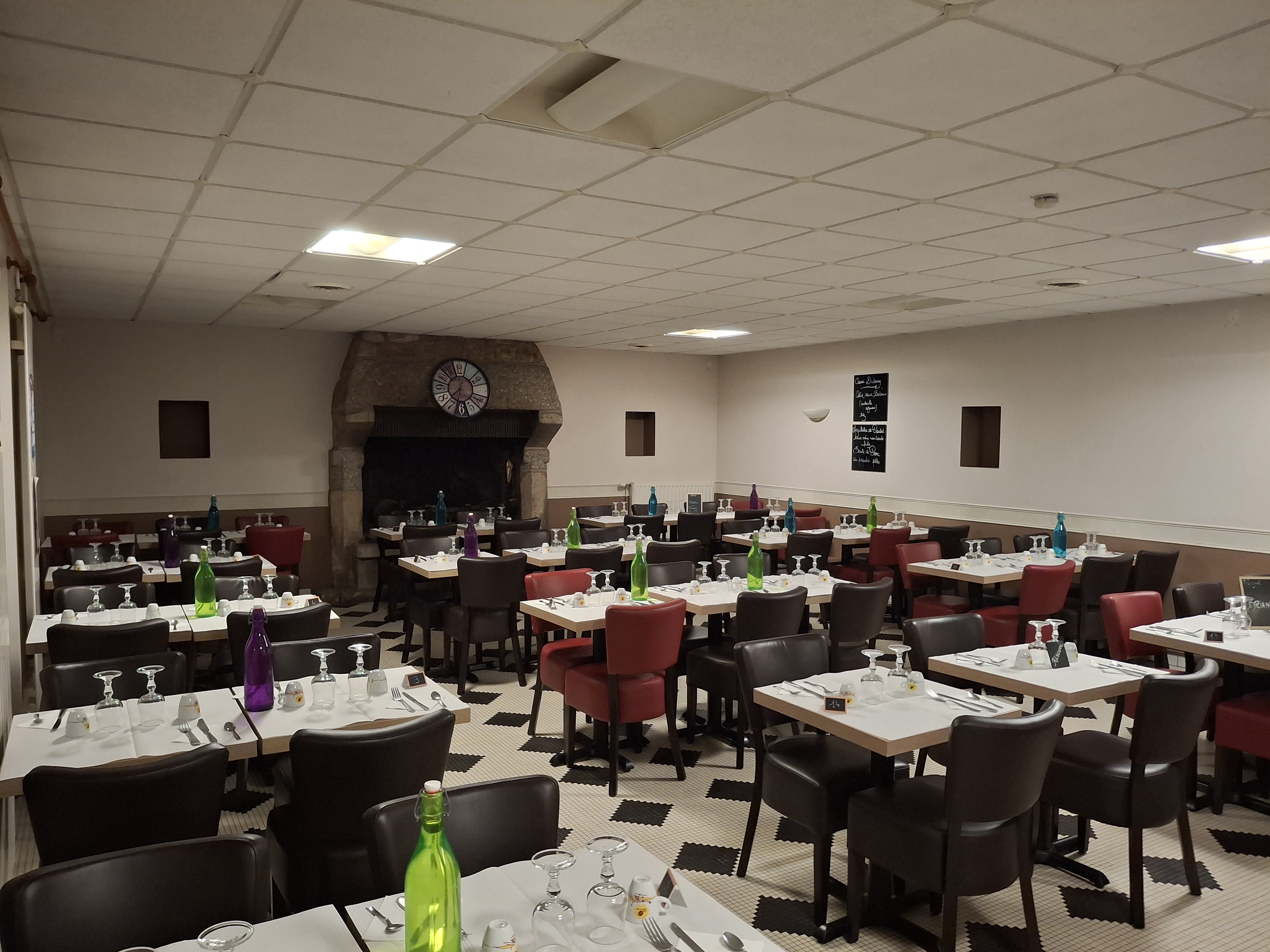 Restaurant du midi, cuisine maison sous forme de buffets pour les entrées et les desserts, 3 plats du jour au choix, du lundi au vendredi midi. Clientèle variée entre personnes qui travaillent ou venus pour un déjeuner en famille ou entre amis en toute simplicité.
Possibilité de développer les week-ends ou le soir mais ce n’est pas une obligation.