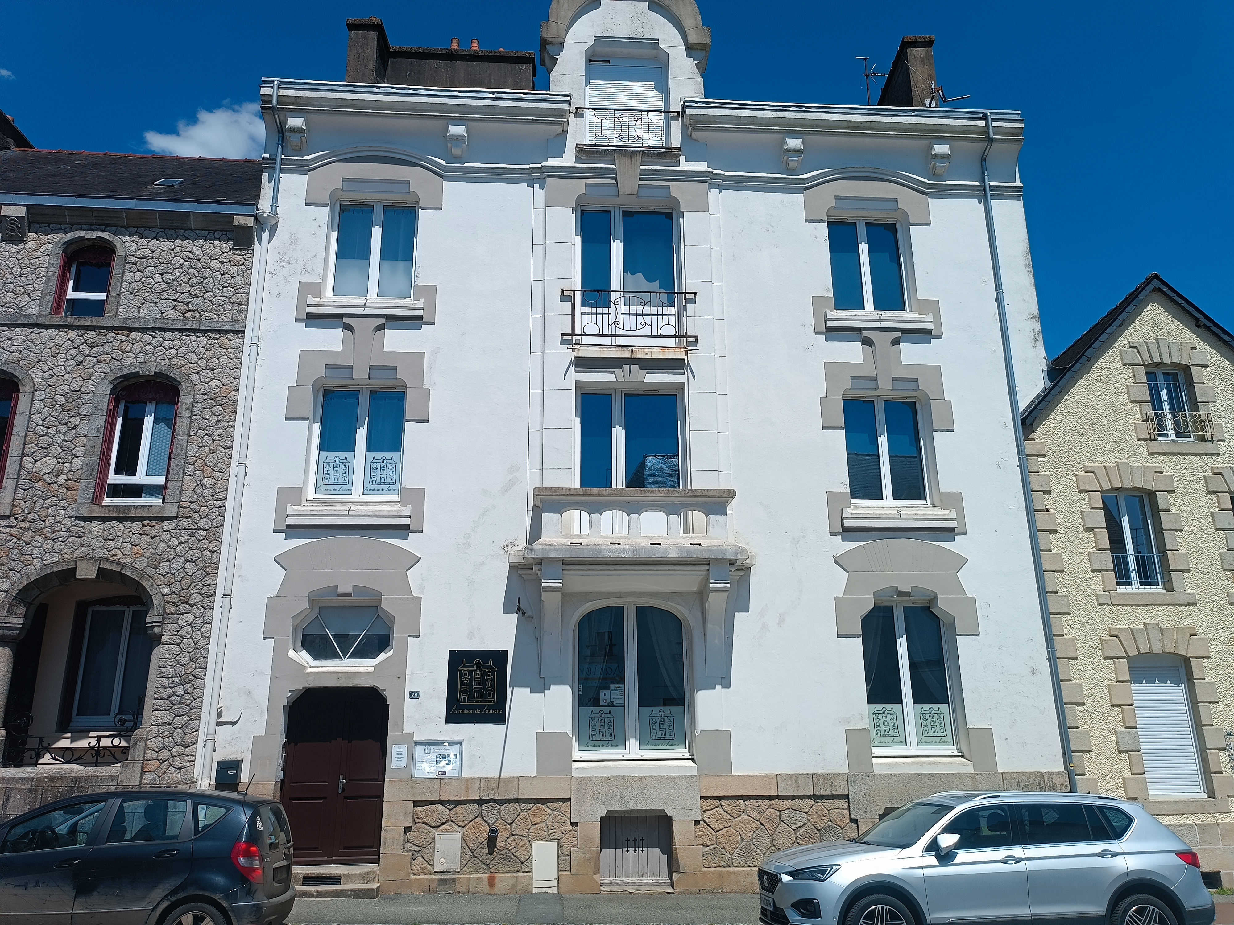 Description du bien :

Une adresse d’exception au cœur d’une commune de caractère reconnue pour son patrimoine et son attractivité culturelle, se dévoile une bâtisse emblématique datant de 1914. Ancien hôtel devenu aujourd’hui maison d’hôtes de charme, ce bien rare s’inscrit pleinement dans une logique de tourisme local et régional.

Un ensemble immobilier pensé pour l’accueil et le séjour. Avec plus de 400 m² habitables répartis sur quatre niveaux, la maison offre des volumes généreux et lumineux, parfaitement adaptés à une activité touristique de qualité. Le mobilier, soigneusement sélectionné, participe à une atmosphère chaleureuse et raffinée.

Premier niveau :
- Hall de réception ouvrant sur une magnifique pièce de vie conviviale
- Salon accueillant et bar d’origine artisanal, véritable signature du lieu
- Cuisine entièrement aménagée et équipée, fonctionnelle et parfaitement intégrée à l’organisation de la maison
- Buanderie spacieuse et discrète, pensée pour optimiser le quotidien
- Pièce actuellement dédiée aux petits-déjeuners, avec ouverture directe sur la terrasse et le jardin paysager, sans vis-à-vis
- Hébergement confortable et atmosphère soignée

Deuxième et troisième niveaux :
- Cinq chambres spacieuses, de 18 à 30 m², dont une suite familiale

Dernier niveau :
- Appartement ou suite duplex d’environ 100 m² pouvant être aménagé en espace privatif, logement indépendant ou potentiel professionnel selon le projet
- Depuis la terrasse, le jardin paysager se dévoile comme un véritable écrin de verdure, propice au repos, aux petits-déjeuners en extérieur et aux moments de convivialité, très recherchés par une clientèle de séjour.

Ambiances travaillées mêlant vintage et modernité, idéales pour une clientèle touristique en quête d’authenticité et de confort.

Projets envisageables :
- Poursuite commercialisation de 5 chambres d’hôtes
-Table d’hôtes à développer, grâce à une grande cuisine indépendante
- Développement possible d’un salon de thé

Surface du bien :

Surface habitables : 400 m²
Surface du terrain : 600 m²

Localisation :

En train : à 3h30 de Paris (gare TGV de Lorient)
En voiture : à 35 min de l'océan Atlantique
A pied : commerces, restaurants, écoles, services du quotidien et centre-ville

A proximité immédiate :

- Halles du XVIe siècle
- Musée d'art installé dans l'ancien couvent des Ursulines du XVIIe siècle
- Activités et paysages du Pays du Roi Morvan et du Morbihan intérieur  

Conditions d'acquisition :

Prix de vente : 575 000€ frais d'agence inclus)

Les atouts de l'offres :

- Une maison d'hôtes clé en main 
- Un gîte ou hébergement touristique de caractère
- Potentiel de développement de l'activité
- Un lieu d'accueil pour événements privés ou professionnels 
- Equilibre subtil entre histoire, élégance et potentiel économique
- Localisation cœur de ville idéale