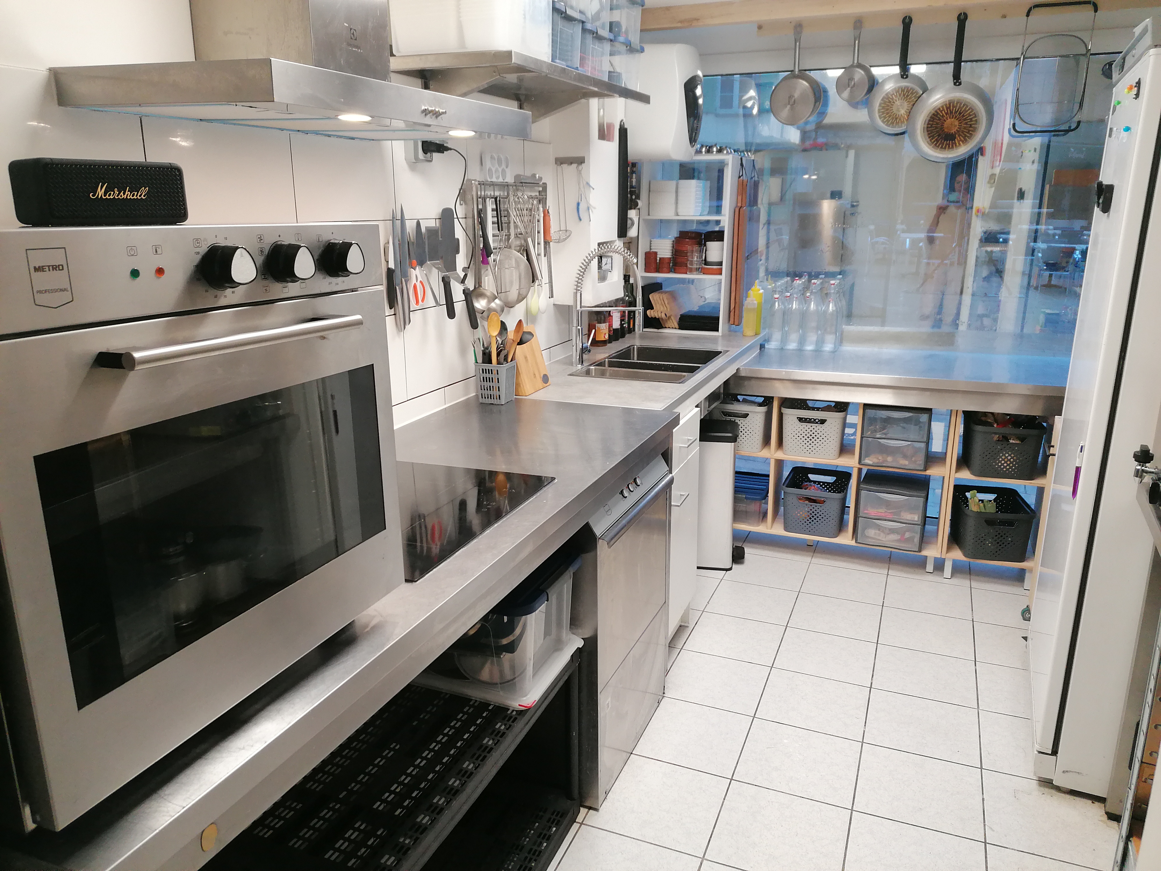 A reprendre dans une ville de 12000 habitants chef-lieu de département, restaurant traditionnel, cuisine locale et de saison, idéalement placé en centre-ville avec une grande terrasse. Le service est assuré le midi et le soir 5j/7. Entreprise familiale ayant une belle notoriété, très bel emplacement commercial. Idéal pour une personne dynamique qui le sens du contact. 2 personnes assurent la gestion quotidienne. 
Vente du fonds de commerce : 90 000€ 
Murs à la location : 650€/mois