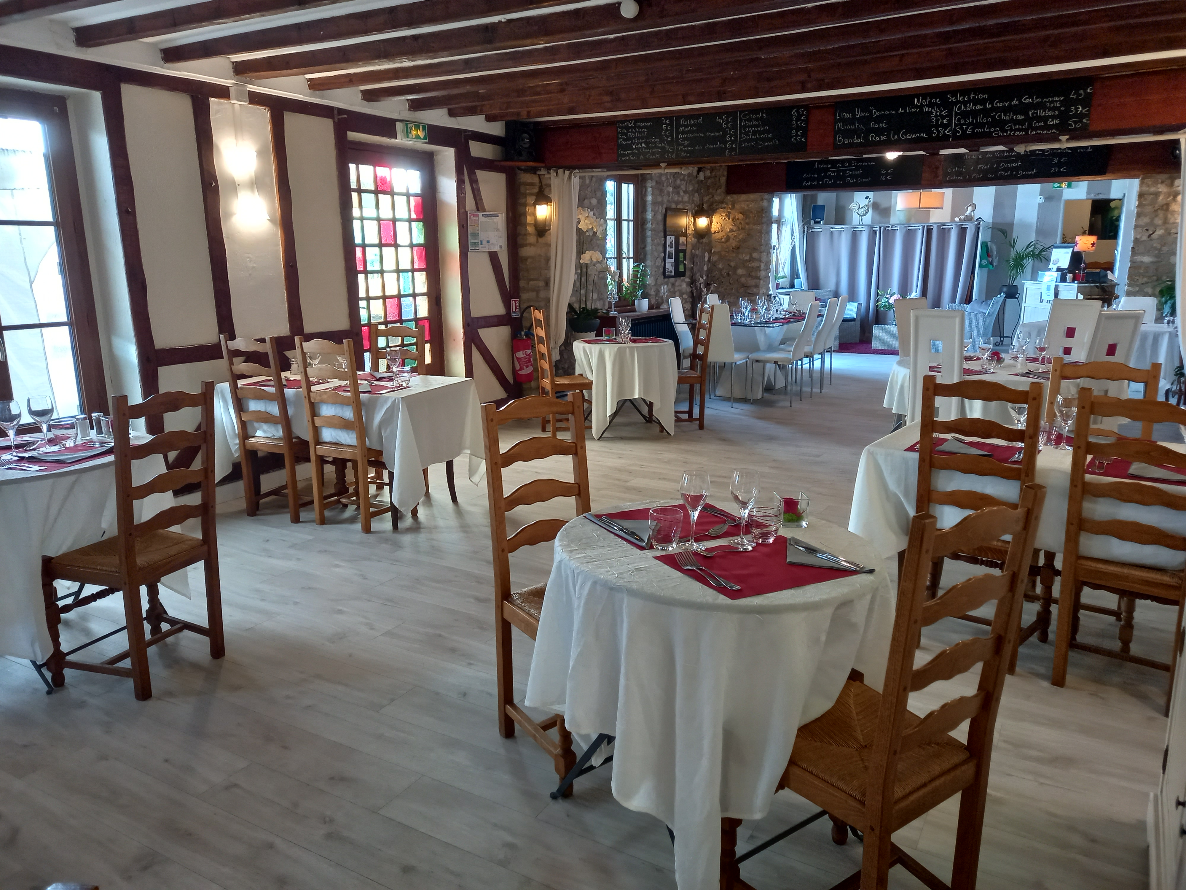 Restaurant traditionnel de 55 places interieur et 35 sur la terrasse. A mis chemin entre Houdan et Mantes. Dans un cadre agréable et verdoyant, comprenant un grand jardin et parking privé de 35 places. Facile à travailler car de plein pied. Ce rajoute un appartement de 3 pièces + salle d'eau.
Possède une licence 4 non exploitée. Grande cuisine pro bien équipée. Idéale pour faire du traiteur.
Ouvert du mercredi midi au dimanche midi et du jeudi soir au samedi soir. Ferme 6 semaines par an.
Loyé de 2000€. Bail neuf . CA 2025 475000€.
Voir notre site restaurant La Mare aux Clercs à Mulcent
