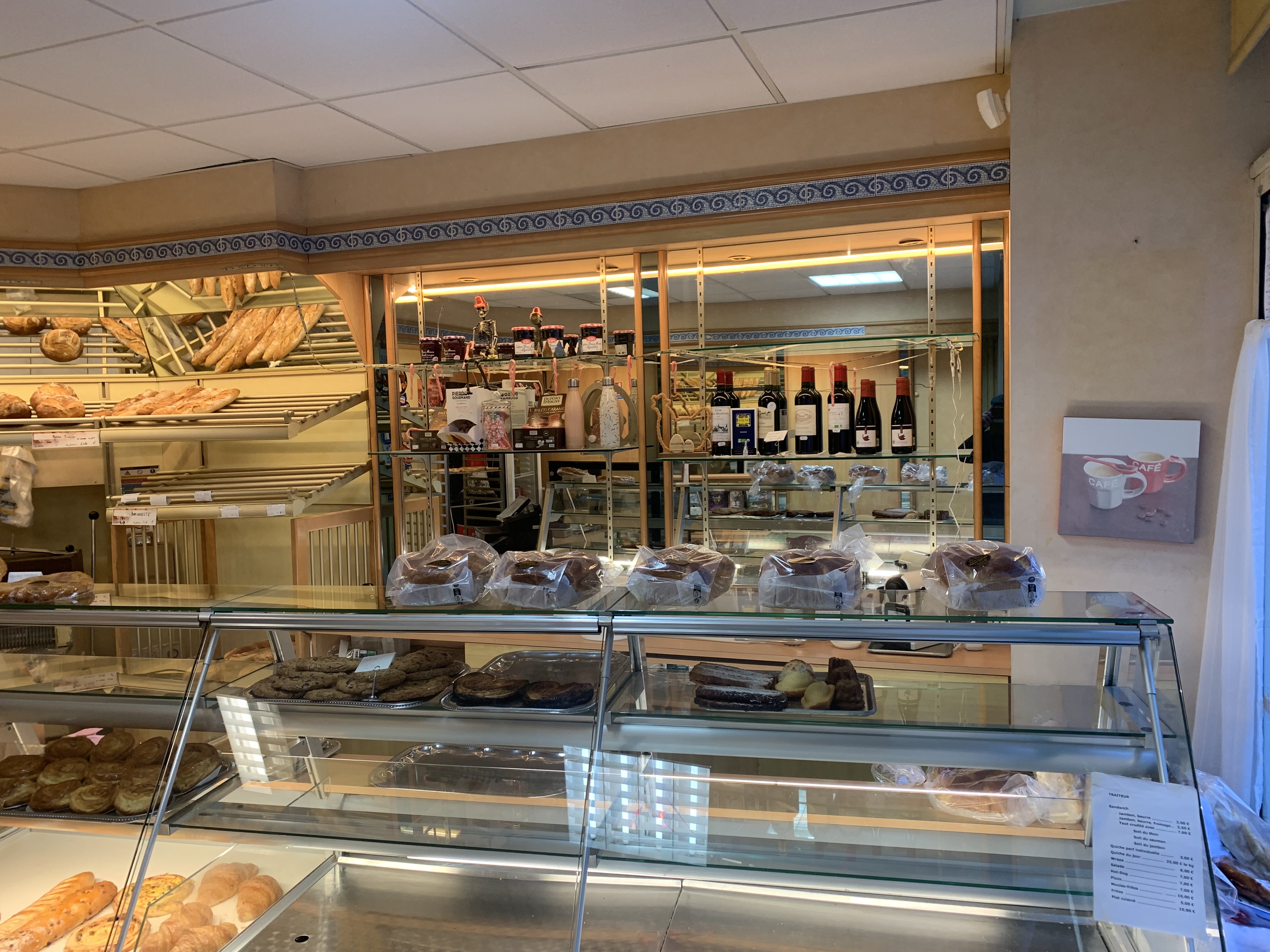 Bonjour à tous , 
Je vends ma boulangerie pâtisserie 
À saint Malo 
Le matériel est à 4 ans 
Très bon emplacement 50 mètre de la plage 
Produit régionaux et autres produits suivants votre régions 
Venez découvrir le commerce 
Écrivez moi 
M Durand