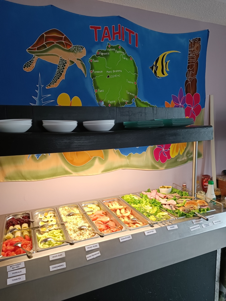 Suite à la découverte d'une maladie neurologique du cuisinier mon mari, nous décidons de mettre en vente le fond de commerce de notre bar restaurant situé dans le Puy-de-Dôme. 
Il est constitué de 3 salles, une pour le bar, une pour le restaurant et une cuisine. Il existe deux toilettes. Une terrasse extérieure permet de mettre quelques tables dès les beaux jours.
La salle de bar est équipée d'un petit coin salon avec un canapé et une table basse ainsi que d'un billard.
La salle de restaurant est équipée de 3 buffets. Le fonctionnement actuel du restaurant est entrées, plats, fromages et desserts sous forme de buffets à volonté.
La cuisine est entièrement équipée : piano à gaz, four à vapeur, four à pizzas, plancha, réfrigérateur, machine à laver la vaisselle, machine à laver le linge, ilot central de travail.
Tout est équipé pour une ouverture immédiate après accord de la mairie à qui appartiennent les locaux. Le loyer s'élève à 200,00€ par mois.
Pour plus d'informations, vous pouvez nous contacter en dehors des horaires de service. Merci