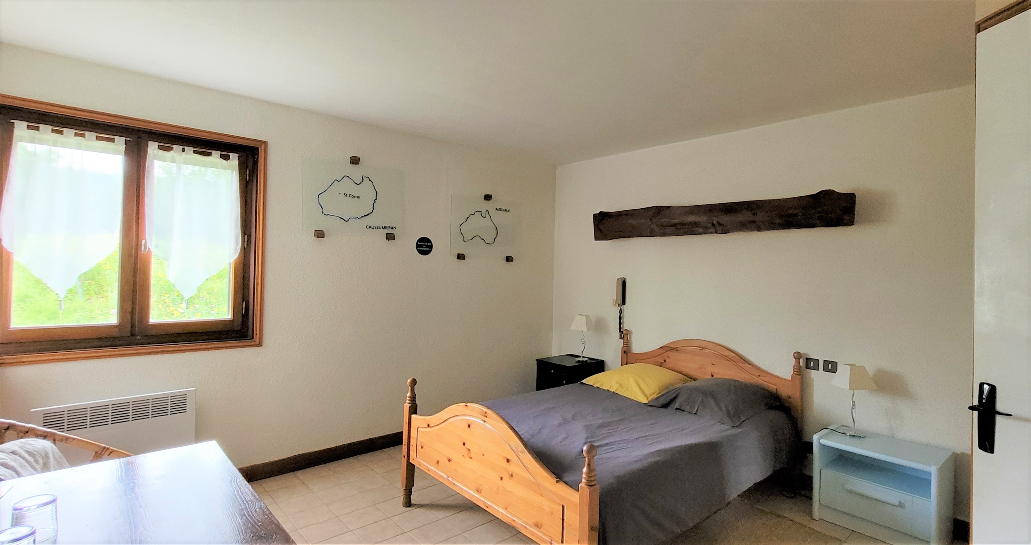 À céder, en Lozère, sur le Causse Méjean, une grande bâtisse composée de 5 chambres d’hôtes, d’un gîte de séjour et d’un logement privé de 100m². Cet établissement se situe aux portes des Gorges du Tarn, à plus de 800 mètres d’altitude. 
Les divers GR à proximité permettent d’accueillir de mars à novembre, de nombreux randonneurs à pied, avec ânes ou chevaux, ainsi que des cyclistes.
C’est dans ce lieu calme et paisible que les vacanciers aiment venir se détendre et se relaxer, tout en appréciant les nombreux atouts touristiques : implanté dans le Parc National des Cévennes (Causses-Gorges), détenteur du label RICE (Réserve internationale de ciel étoilé), brame du cerf, brebis et bergeries, vol des vautours sont littéralement à portée de main. 
La table d’hôtes propose des produits du terroir cuisinés maison. 
Les chambres d’hôtes permettent de recevoir 15 personnes. Le gîte, classé deux étoiles peut accueillir 4 personnes grâce à sa superficie de 30m². 
L’affaire est toujours en activité. Le propriétaire poursuit les embellissements et aménagements réguliers, tout en consolidant ses partenariats, notamment avec des opérateurs spécialisés dans la randonnée. La bâtisse en pierre calcaire, typique du Causse comprend un hall d’accueil, une salle à manger de 50m², une cuisine semi-professionnelle de 20m², 5 chambres d’hôtes, une chambre d’ami, un gîte de séjour et un logement privé composé d’un séjour avec insert de cheminée, deux chambres, une salle de bain, une buanderie et des combles (non aménageables). 
Le terrain arboré de 5 000m² permet d’accueillir des ânes et/ ou des chevaux – label Accueil équestre Lozère. Il offre également un espace de stationnement pour les véhicules, ainsi qu’un cabanon dédié aux vélos et un carport pour les motos - labellisé Accueil Moto Lozère. Ce vaste terrain donne l’occasion de prendre le temps d’admirer le coucher de soleil devant ce bel édifice.

Accompagnement possible par le propriétaire lors de la reprise.

Vente de l’ensemble (fonds de commerce, murs et terrain) : 495 000 €