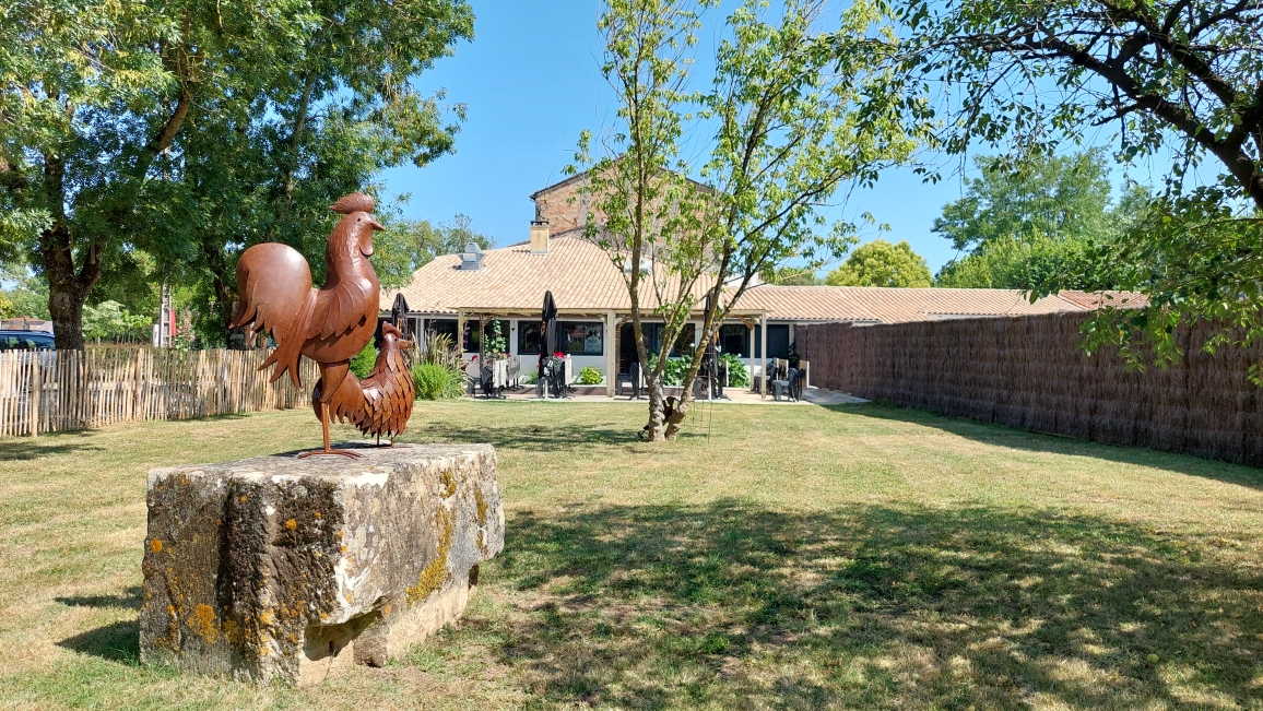 Restaurant Bar avec licence 4 situé sur port touristique sud Agglomération de Royan à forte notoriété.

Etablissement entièrement refait en 2025 avec garantie décennale sur les travaux de rénovation, matériel de professionnel neuf (four Rational, piano de cuisson, enceintes froides, ligne plonge…) également sous garantie.

1 salle de 50 couverts, 1 terrasse pergola de 70 couverts et 1 parc de 1000 m2 exploitable.

Parking privé de 400 m2. Etablissement aux normes PMR et d’hygiène.

Vendu avec maison d’habitation avec sortie indépendante de 90 m2 et terrain clos de 1000m2.

Prix du fonds 183.000 €, murs professionnels et habitation 450.000 €