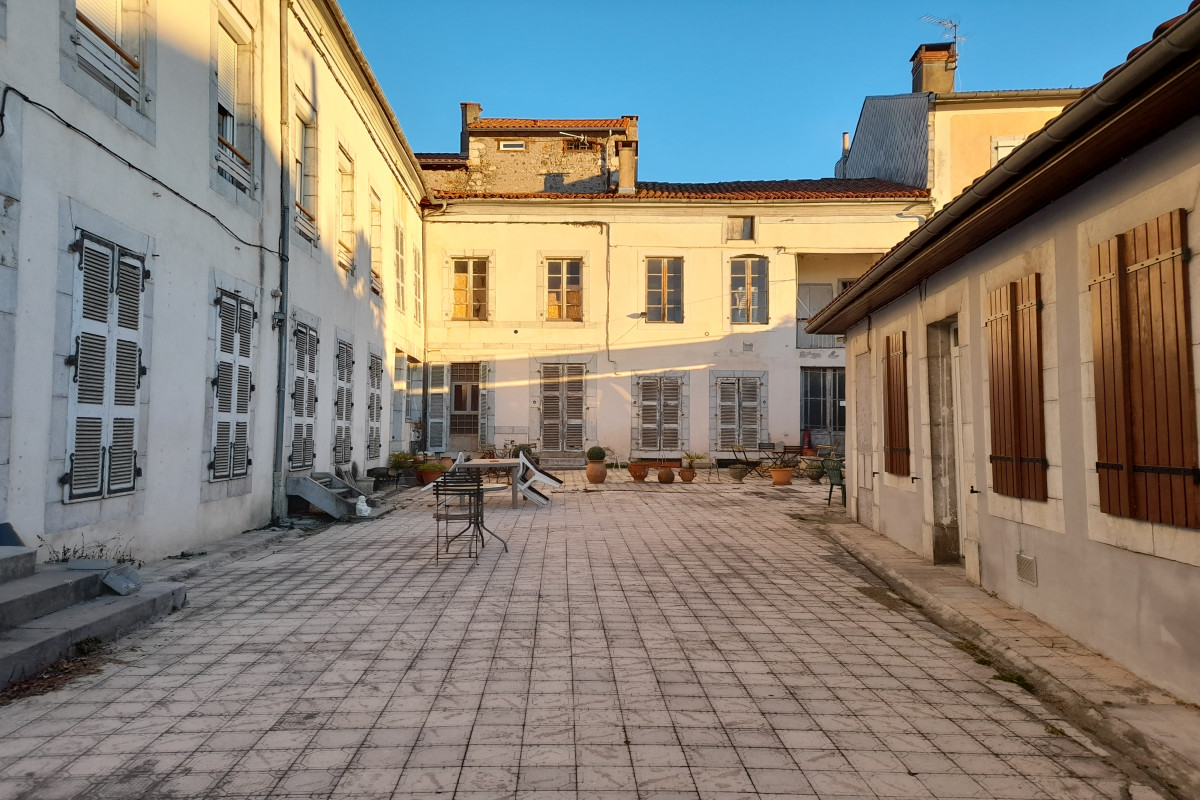Au centre-ville d'un petit village de 3000 habitants au pied des montagnes à une demi-heure des premières pistes de ski 1h de Toulouse et Pau 1h45 de la mer.
Crêperie brocante actuellement ouverte pour le service du midi uniquement.
Clientèle locale et touristique à proximité station de ski randonnée pédestre cathédrale de St Bertrand de Comminges grotte de Gargas lac de Montréjeau et ses activités.
2 appartements entièrement à rénover se trouve au-dessus de la crêperie et une grande pièce de 80 mètres carrés à refaire également est attenante à la crêperie possibilité de rentabilité locative en louant les appartements après travaux ou de proposer de la location saisonnière très demandé dans la région.
Chiffre d'affaires à développer sur le soir et les weekends idéal pour un couple.
Gros potentiel