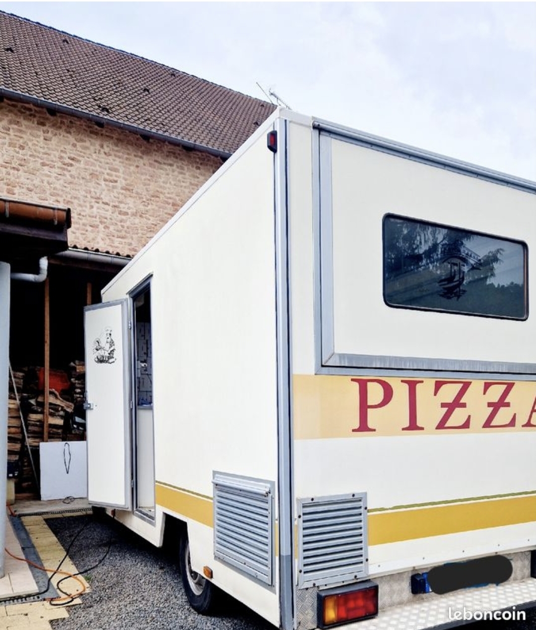 A vendre camion PIZZA  et sa clientèle .
Construction BCC , 
Camion en très bon état. ( 2004 ,100000km, aucun frais à prevoir)
Vendu avec sa tournée (qui a maintenant 30 ans ) 
Travail 5 soirées  par semaine dont
6 semaines de congés annuels . 
VERITABLE OPPORTUNITÉ.  
Premier contact par mail 

Secteur 88/54

Tarif 59 000e . 

Cause de la vente : retraite 🥳