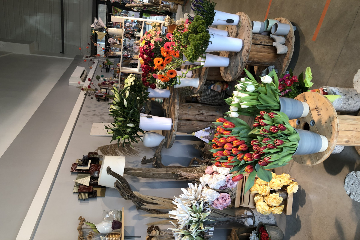 Vends fond de fleurs bassin d'arachon. Sur zone très passante et dynamique en plein développement. Magasin 94m2 climatisée grande vitrine parking.Client pro et particulier.