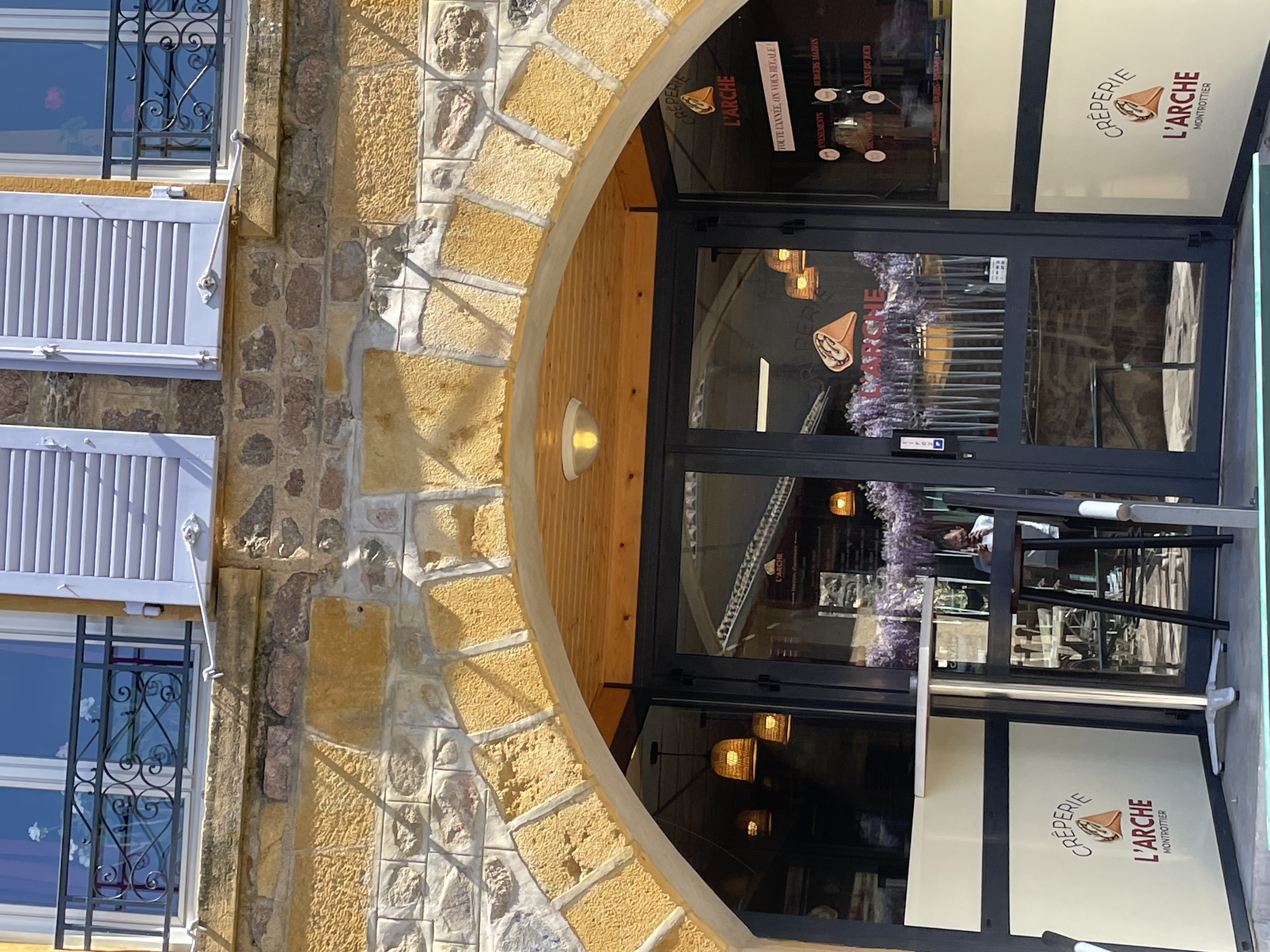 À vendre, fonds de commerce de restaurant-bar situé au cœur des Monts du Lyonnais.  Établissement actuellement exploité en restauration et bar, offrant plusieurs possibilités de développement selon le projet du repreneur : restaurant traditionnel, bistrot, bar-restaurant, traiteur, petite restauration ou concept plus personnel.  LES ATOUTS 📍 Emplacement dans le centre  🍽️ Activité restaurant + bar 👨‍🍳 Cuisine professionnelle équipée ( système d'extraction aux normes)  🪑 Salle de restauration 🍷 Espace bar 📦 Possibilité de développer l'activité traiteur 🌿 Potentiel important avec la clientèle locale et de passage 🏪 Établissement immédiatement exploitable 💡 Nombreuses possibilités de développement et de diversification  L'établissement bénéficie d'un cadre permettant à un repreneur de poursuivre l'activité actuelle ou de développer son propre concept.  ACTIVITÉS POSSIBLES  Restaurant traditionnel, bistrot de village, bar-restaurant, restauration du midi, soirées à thème, burgers, petite restauration, traiteur, événements privés ou professionnels, etc.  Vente pour changement de projet.  Dossier et informations complémentaires disponibles sur demande. ( uniquement par e-mail)   Visite possible sur rendez-vous.  Prix : 50 000 €
