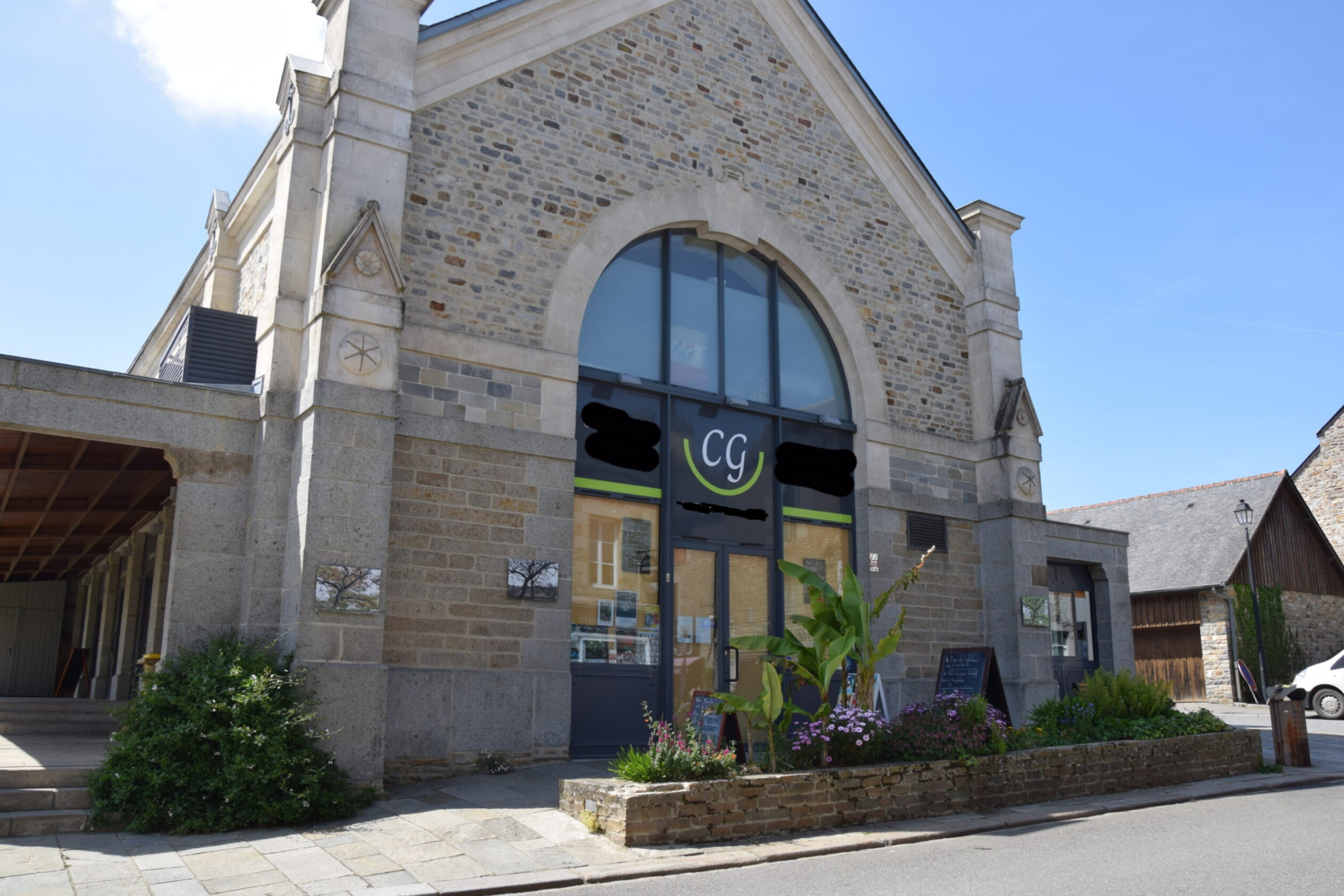 À vendre fonds de commerce boucherie-charcuterie-traiteur dans une commune dynamique élue Petite Cité de Caractère. 

Affaire tenue par un couple co-gerant sans salarié.

Suite à un problème de santé, depuis 2 ans, la boutique est ouverte uniquement les matins de 8h45 à 13h30 du mardi au samedi.

L'état de santé ne s'améliorant pas, nous recherchons un repreneur.

Malgré les horaires réduits, nous maintenons un chiffre d'affaire de 300000 euros HT. 
Il y a donc un très fort potentiel de développement.

Boutique de 30m2.
Labo très bien équipé, 2 fours professionnels, 1 fourneau, robot coupe, hachoir, batteur, cellule de refroidissement, machine sous vide, poussoir à saucisses, patateuse, plonge,... 
1 chambre froide, et des armoires réfrigérées negatives et positives.