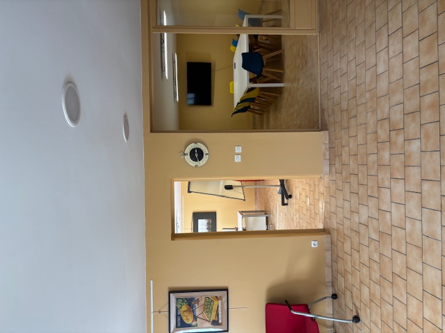 Saisissez une opportunité unique de louer un espace professionnel de 120 m², neuf ou très bien entretenu, idéalement conçu pour l'activité d'une TPE/PME, une profession libérale ou une activité de services nécessitant de la visibilité et une modularité immédiate.

Disponible immédiatement !

🎯 Caractéristiques Clés (120 m² au total) :
Accueil / Espace Client	50 m²
Bureau Privatif	25 m²
Salle de Réunion	25 m²
Remise / Stockage	10 m²
Sanitaires	10 m²

💰 Conditions Locatives :
Loyer Mensuel : 900 € HT (Hors Taxes).
Charges : Non incluses (à la charge du locataire).
Type de Bail : 3/6/9, précaire

Disponibilité : Immédiate.

Ne perdez pas de temps, ce type de local est rare !

Contactez-nous rapidement pour organiser une visite.

Louis Rathier van Heekeren