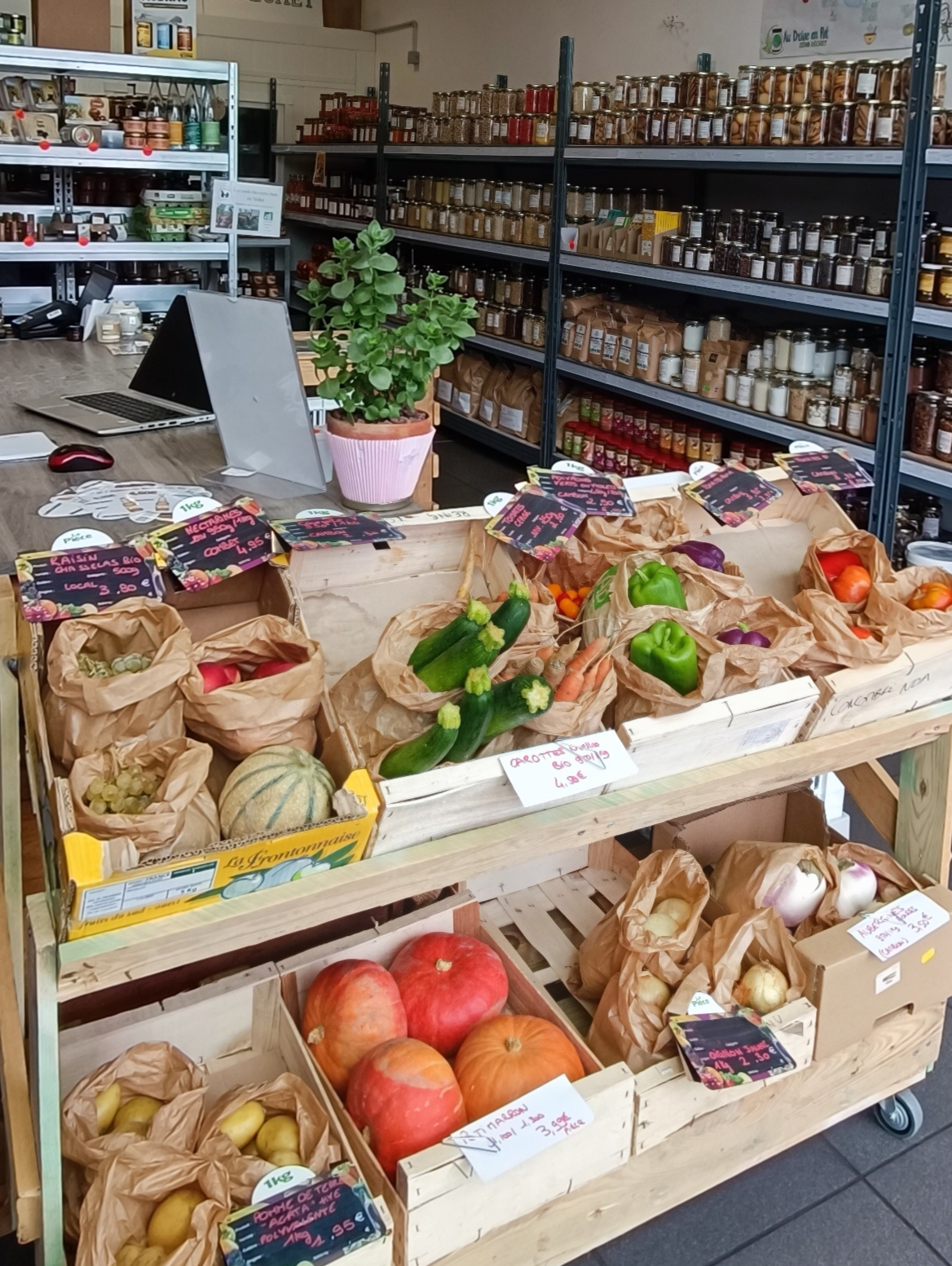 A céder, cause retraite, fond de commerce alimentation d’une boutique/drive, produits Locaux en zéro déchet, concept unique dans le Tarn.  Situé sur Albi, bel emplacement sur axe passant dans une zone commerciale accessible avec grand parking gratuit. Clientèle fidèle de plus de 4500 clients et une forte notoriété locale. Activité : Vente de produits alimentaires(épicerie sèche, fruits et légumes et produits frais), cosmétiques, ménagers et nourriture pour animaux. Commande en ligne, boutique achat sur place et retrait au drive - Local commercial équipé opérationnel de 150 m2 aux normes PMR -  
Site e-commerce opérationnel -  Fonds de commerce : 65 000 € stock non compris -