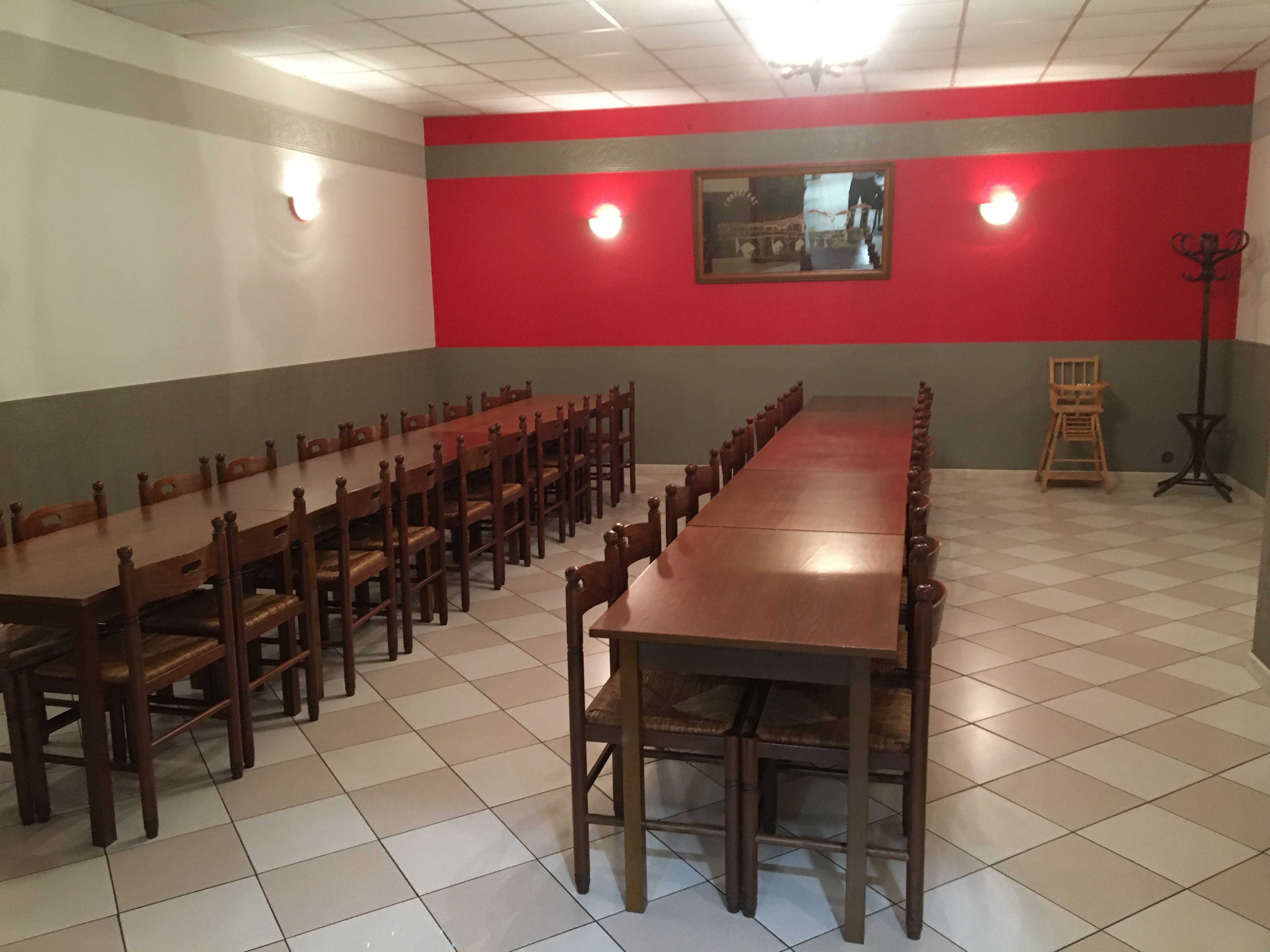 Nous vendons pour cause de retraite prochaine.
Fond et murs Cafétéria,bar et salle de billards Anglais .
Pour plus de renseignements n'hésitez pas à me contacter .
Tel :0671514970