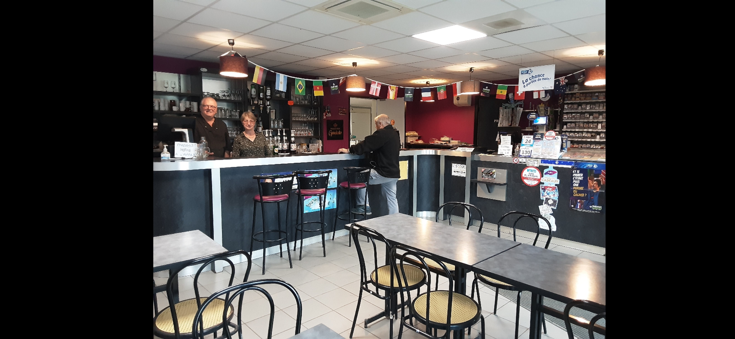 📍Dans une petite commune d'Anjou, un restaurant routier attend ses nouveaux propriétaire. Dynmique, convivial, fort prisé des entreprises des alentours et des routiers de passage sur cette axe Tours/Angers relativement fréquenté, ni sa clientèle, ni son village et bien sûr ni ses propriétaires ne veulent voir fermé ses portes, eux qui repousse sans cesse leurs départ en retraite, mais qui avance dans l'âge et commencent se fatiguer. 
🍽  Du lundi au vendredi,nos habitués peuvent bénéficier du point bar - tabac - presse, de menus très copieux et gourmands le midi et le soir, ainsi que d'un point sanitaire - douche pour les routiers, le tout desservit d'un parking voiture ainsi que d'un parking camion qui peut accueillir jusqu'à une 40aine de poids lourds.
🤵‍♀️🧑‍🍳 Les propriétaires sont prêts à vous accompagner si besoin dans votre projet professionnel ! 
Sa clientèle et tout un village vous attendent !