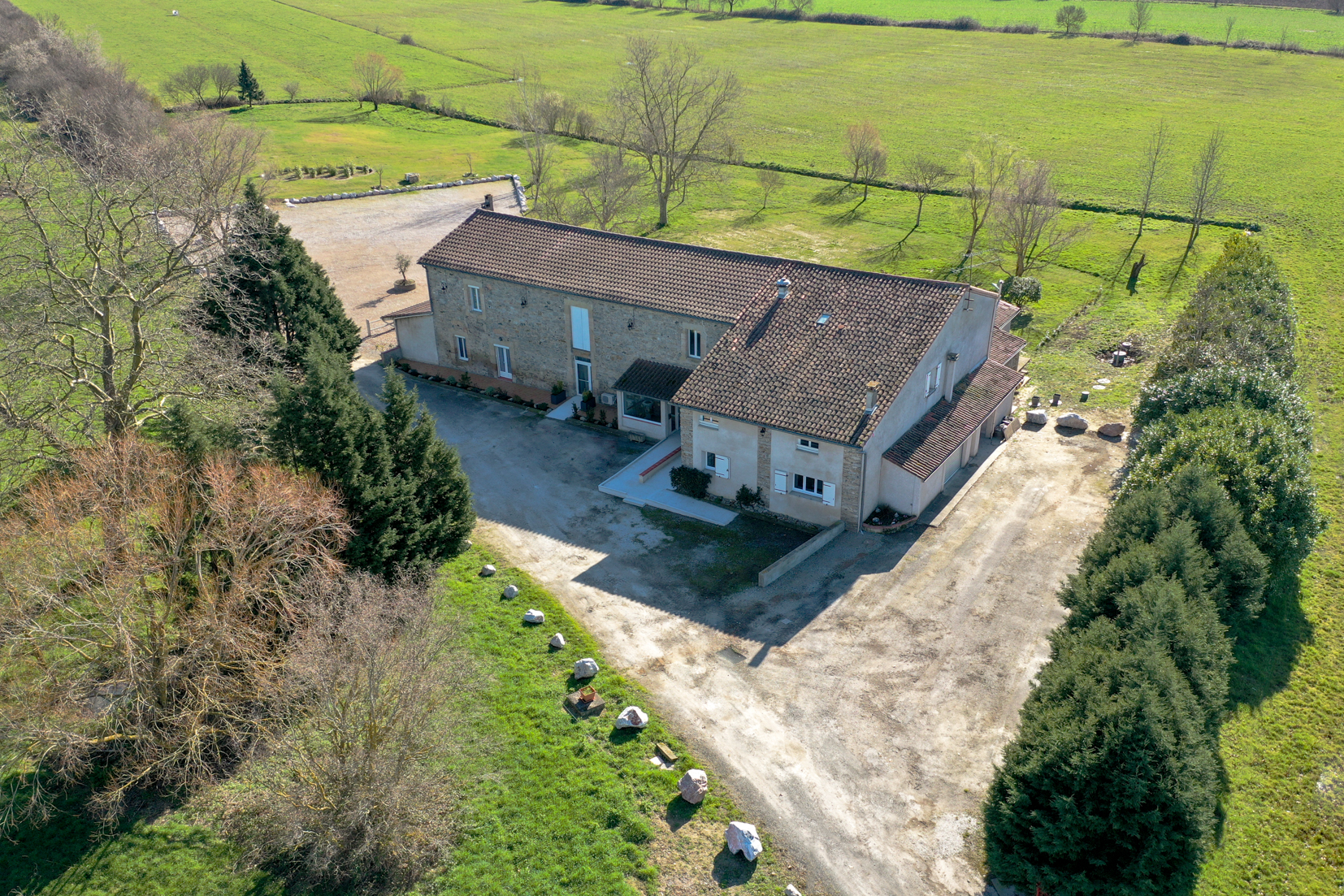 Domaine de caractère de plus de + 700 m2 situé dans un écrin de verdure de + de 1 hectare parfaitement intégrée dans le paysage du Lauragais à 2 km du centre ville.

Complétement rénové en 2020 et mis en conformité (accessibilité et sécurité)
Parking 1300 m2.

Divisé en 3 parties avec chacune leur entrée indépendante.
Partie privative : de plus de 240 m² habitable, composée de 7 pièces à vivre.
Cuisine séjour, salon, 2 salles d’eau et 5 chambres.
A l’étage une grande pièce de 60 m2 (en pierres apparentes)

Salles de Réceptions : 2 salles de réception de 140 m² au total avec une capacité de 100 places assises parfaitement aménagées, avec une cuisine professionnel attenante.

Chambres d’Hôtes : plus de 130 m2, 6 chambres à l’étage avec leur propre salle d’eau, une salle petit déjeuner et une salle de 20 m2 au RC.

N’hésitez pas à nous contacter pour plus d’informations.