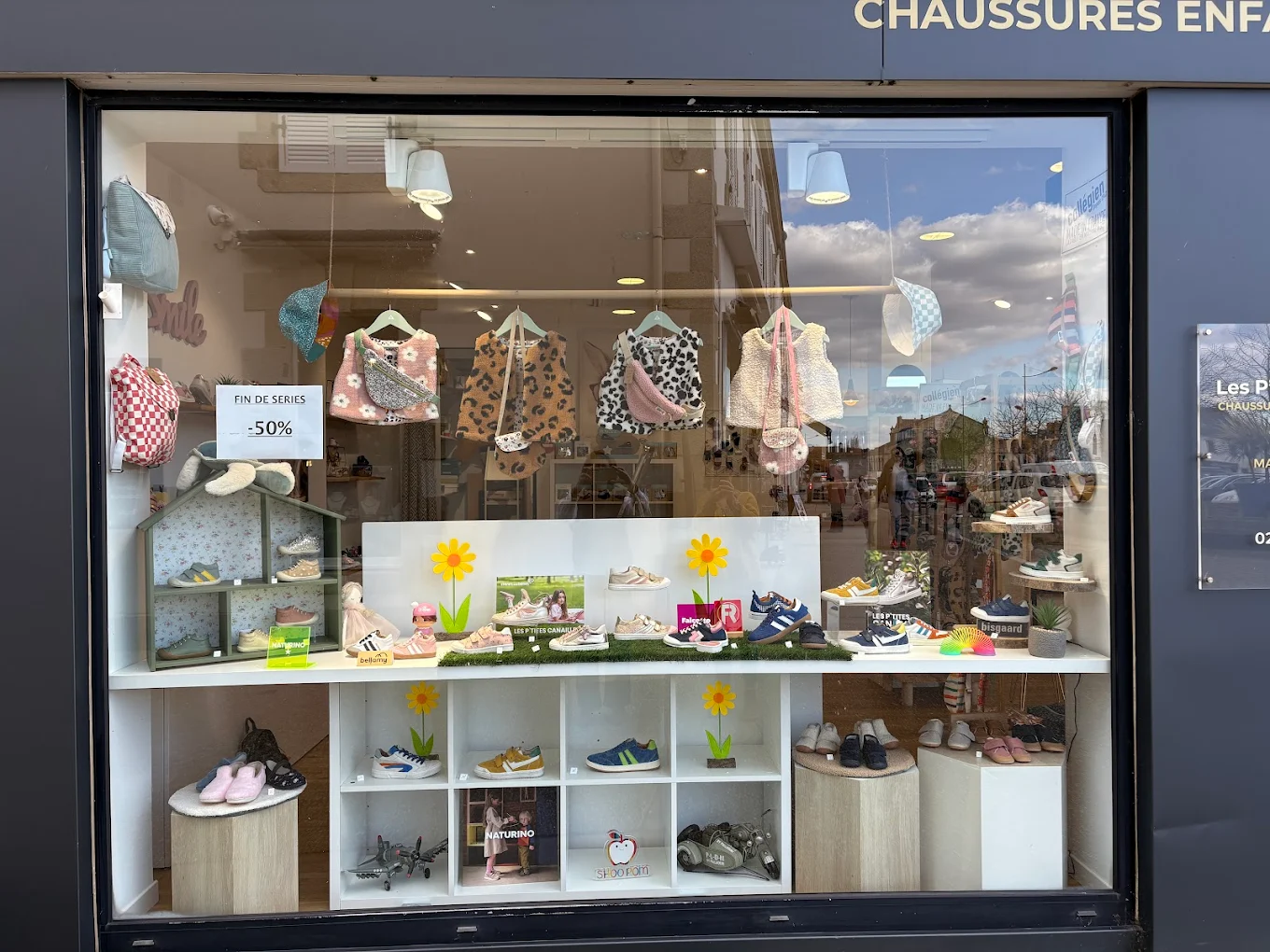 A vendre fonds de commerce BOUTIQUE de CHAUSSURES ENFANTS - Finistère Sud
- Emplacement N°1, en cœur de ville, 8ml de vitrines. Local commercial de 66 m²
- Situé dans une commune commerçante et dynamique, à 5 km de la mer
- Offre de chaussures enfants et accessoires (Bellamy, Babybotte, Naturino, Shoopom...)
- Clientèle locale fidèle et clientèle touristique en période de vacances scolaires
- CA stable, bonne rentabilité
- Potentiel de développement (concept store "enfants")
-  Accompagnement possible par le cédant
Pas sérieux et agences, s'abstenir.