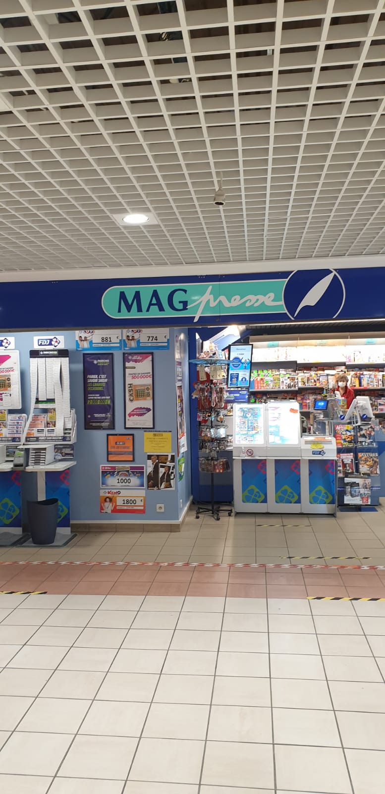 Vente fond de commerce mag-presse cause depart en retraite. Commerce situé dans une galerie commerciale d' une surface de vente de 100m2 et d' une réserve de 20m2. Point presse, française des jeux, loto, carterie, montres, point relais colis et de nombreuses activités a développer.Montant du loyer 2352€ ht. Pas sérieux s'abstenir
Vous souhaitez vous investir dans un projet, vous voulez être votre propre patron, et  vivre une expérience unique ? Alors ce projet et fait pour vous ! 
Formation avec les gérants actuel pour vous permettre de vous lancer au mieux dans cette belle aventure.
Sézanne petite cité de caractère de champagne,situé à moins de 2heures de Paris et entourée de paysages alternant vignes et vergers.
Pour plus de renseignements, merci de privilégier le mail.
CA annuel : 157000 euros (bilan a l appui)