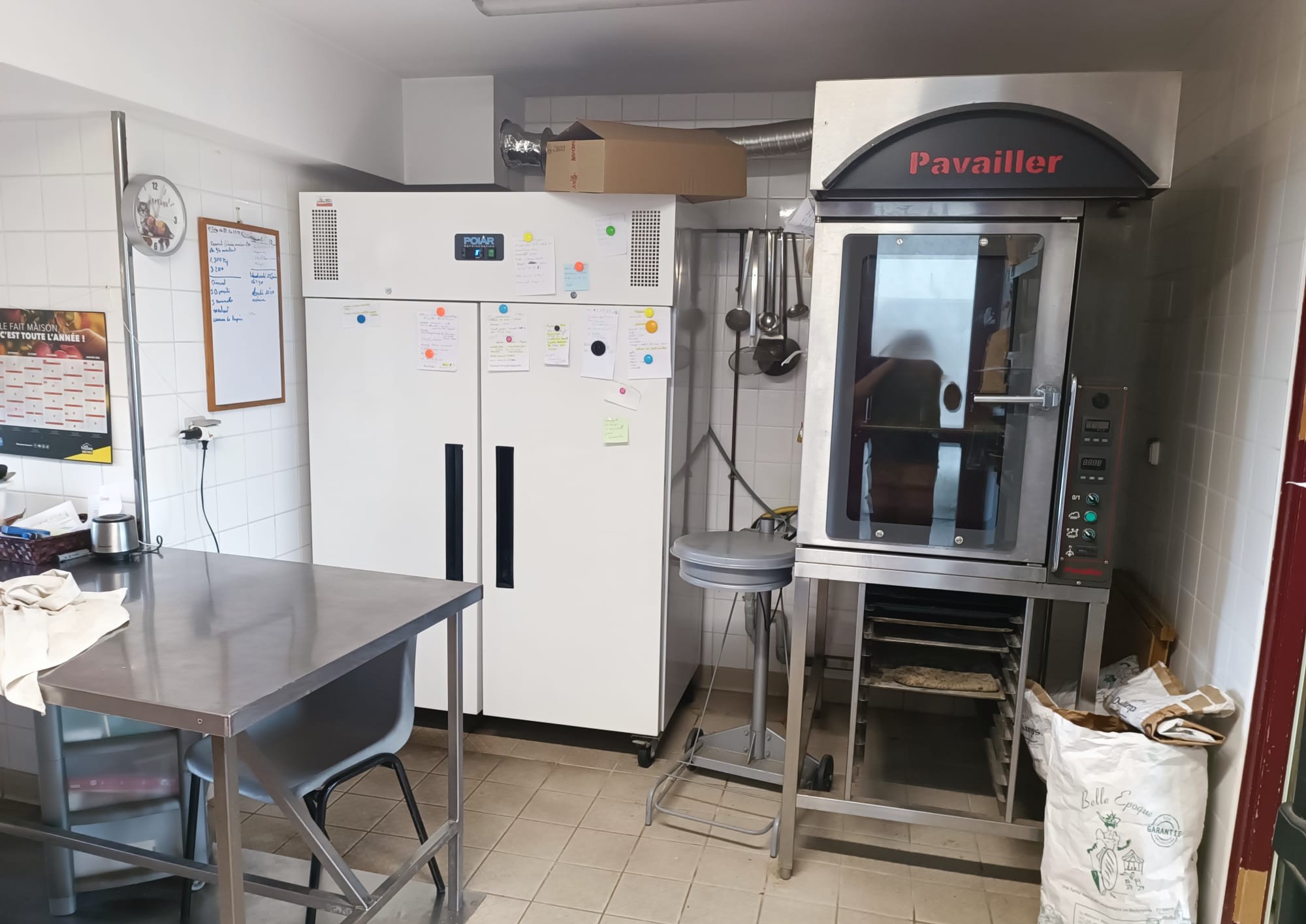 VEND FONDS DE COMMERCE EPICERIE-MULTISERVICE-TRAITEUR

Dans une commune de 600 habitants, située dans le Cher et nichée au Cœur de la forêt solognote, avec des activités autour de la Chasse pêche, doté d’un gîte d’accueil collectif (40 pers) et 2 gîtes privés avec hébergement insolite, Vouzeron est une commune dynamique tourné vers la nature et pleine de projets.
Situé à 12km de la ville Centre, de la Communauté de communes Vierzon Sologne Berry et sur le trajet Vignoux sur Barangeon, Neuvy sur Barangeon en direction de Auxerre, traversée par la départemental D30, la D79 et la D104, la commune capte un flux transitoire continue.
La commune de Vouzeron compte une école maternelle, une bibliothèque, en centre de loisirs, (qui accueille aujourd’hui 80 enfants des 5 communes environnantes), une agence postale, un restaurant bar et cette ÉPICERIE MULTISERVICES.
Un tissu associatif dynamique dont le comité des fêtes organise régulièrement des évènements.
La commune dispose par ailleurs de plusieurs entreprises, notamment une menuiserie/scierie, un fabricant de matériel de levage et de manutention, un fabricant de roulottes hébergement atypiques, une pension pour chats et chiens, un centre de rééducation professionnel et social avec des formations de niveau IV et V accueillant environ 100 pers, 2 maraichers dont 1 certifié Bio…
Perspectives de développement de la commune : En cœur de village, un habitat collectif de 10 appartements est en cours de commercialisation, la rénovation de la salle des fêtes et un futur lotissement pouvant accueillir une 10 aine de nouvelles familles. 
Aujourd’hui, Vouzeron est à la recherche d’un repreneur pour son épicerie multi-service qui est le cœur du village.  

A VENDRE FONDS (cause maladie)  – ÉPICERIE MULTI-SERVICES – TRAITEUR dans le centre de Vouzeron 
Le local est composé d’une partie boutique d’environ 50 m2, avec vitrine réfrigérée, d’une arrière-boutique d’environ 35m2 équipé de 2 chambres froides, d’un four à pain, d’un socle inox, lave-mains ;
Activité, épicerie, dépôt de pain, traiteur, journaux, gaz et relais colis
CA 2025 140 000€ - résultat net positif la partie traiteur permet les weekends de générer un CA important.
Actuellement exploité en couple
Local communal avec bail commercial (3-6-9)  LOYER 340€ TTC/mois 
Ouverture du mercredi au lundi de 7h30 à 12h30 et de 15h30 à 19h30 dimanche 8h à 13h 
Matériel professionnel, Four à Pain, 2 chambres froides
PRIX DE VENTE FONDS  8 000€ (stock en plus)
Contact : Comptoir du Commerce et de l’Artisanat de Vierzon Sologne Berry 
06 49 58 07 86  h.ferreire@cc-vierzon.fr