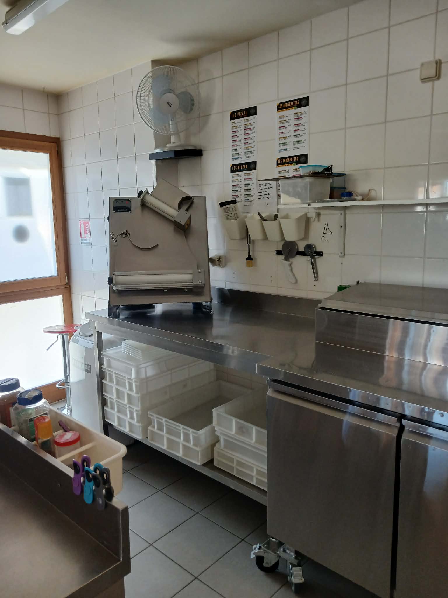 A vendre fond de commerce  pizzeria
30 places intérieur
Terrasse 30 places
Materiel moins de 3 ans
Dans village 1200 habitant 
Avec tous commerce