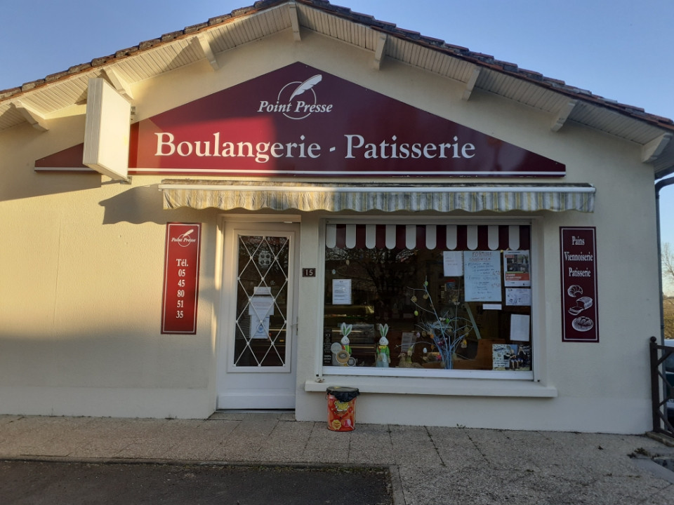 A vendre fond de Commerce Boulangerie Pâtisserie en Charente - Grande Champagne. Grand fournil et matériel récent.

Maison attenante comprenant 3 chambres, salon, salle à manger, Grand garage sous-sol, grand terrain clos.