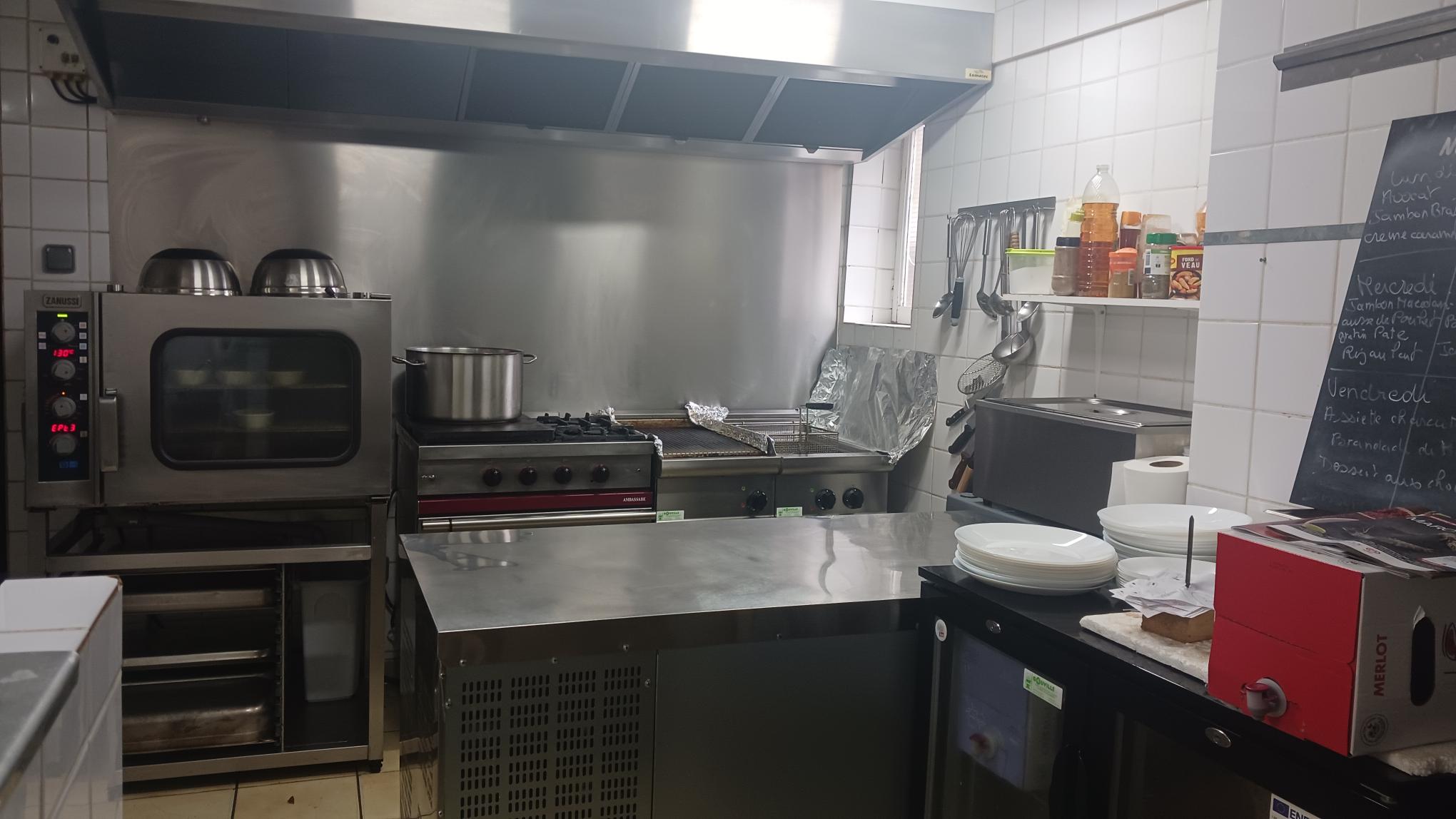 À VENDRE ou en LOCATION-GÉRANCE – Fonds de commerce RESTAURANT - VALDALLIÈRE (14) A SAISIR !!!!

📍 Emplacement idéal – en plein cœur du centre-bourg de Valdallière, dans un secteur entièrement rénové, avec un parking neuf, au sein d’une commune dynamique de 5 700 habitants.

Ce restaurant traditionnel, exploité avec soin et passion, est à céder pour cause de départ en retraite. Il offre un fort potentiel de développement dans un environnement commercial actif : boulangerie, boucherie, épicerie, pharmacie, bar-tabac, cabinet infirmier, pôle santé, espace culturel et autres services de proximité.

 🔹 Le bien en détail :

 Surface totale : 120 m²environ
 Capacité : 40 couverts en salle + 28 en terrasse*
Cuisine professionnelle équipée de matériel neuf
Arrière-cuisine, pièce bureau, cave
 Aucun travaux à prévoir
 Fermeture possible : 3 semaines en août, week-ends (si souhaité), entre Noël et Nouvel An

 💰 Modalités de cession :

À l’achat : 105 000 €
En location-gérance avec option d’achat : Loyer mensuel de 600 € (chauffage compris)

 ✅ Atouts de l’affaire :

 Clientèle fidèle
 Environnement propice à l’organisation de **soirées à thème**
 Chiffre d’affaires permettant un revenu confortable :
 1 800 € net/mois pour la cuisine
 2 000 € net/mois pour la salle/bar
Idéal pour un couple souhaitant s’impliquer dans un projet de vie équilibré
 Possibilité d’obtenir des aides et subventions selon votre profil

 🌿 Un cadre de vie agréable :

Implanté dans un paysage de bocage, aux portes de la Suisse Normande, ce commerce vous offre une qualité de vie rare, avec un fort ancrage local et un esprit familial.

 📞 Vous êtes cuisinier(ère), serveur(se), ou simplement passionné(e) par la restauration ?

Vous aimez le contact humain, la vie de village, et souhaitez changer de vie pour gérer votre propre affaire ?
N’attendez plus !

Mme Nonclercq manager de commerce IVN vous accompagnera dans toutes les démarches de votre installation.

📩 Candidature obligatoire (CV + lettre de motivation) à envoyer par mail :
**[snonclercq@vireaunoireau.fr] 
📱 Contact : 07 87 98 07 82 **IMPORTANT LAISSER MESSAGE SINON PAS DE RAPPEL 

⚠️ **Aucune candidature ne sera étudiée sans ces deux documents.**

**OSEZ, c’est RÉUSSIR !**
Une belle opportunité pour les professionnels ou les porteurs de projet motivés !