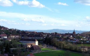 Montcenis est une commune typique des villages de Bourgogne avec un riche passé et patrimoine historique.
Montcenis est une agréable commune de 2 300 habitants avec des commerces de proximités. La commune accueille une école maternelle, primaire ainsi que deux collèges. Un EHPAD, construit en 2013, héberge actuellement 85 résidents.
Nous sommes à moins de 10 mn de la gare TGV, 40 mn du LYON, 1h30 de PARIS. La ville de BEAUNE et CHALON SUR SAONE se trouvent à 30 mn, et la ville de DIJON à 1h de notre beau village.
Notre commune est située en périphérie de la ville du Creusot (71). Le Creusot est une cité industrielle (ALSTOM, SAFRAN, INDUSTEEL, FRAMATOME, BH THERMODYN...)
La ville possède un lycée, un IUT ainsi qu'une école d'ingénieur ESIREM. C'est un bassin d'emploi dynamique et un pôle majeur de l'éducation. Nous appartenons à l'EPCI la Communauté Urbaine Creusot-Montceau. La proximité de Montcenis avec l'hôtel dieu du Creusot et le Centre Hospitalier de Chalon sur Saône est un atout ainsi nous disposons d'un important plateau technique.
Nous recherchons plusieurs médecins généraliste voulant s'installer dans la commune.
Selon l'arrêté ARSBFC.DOC/ASPU/20-169 du 8/10/2020 paru au journal officiel du 15/10/2020 notre commune est passée en Zone d'Intervention Prioritaire. Nous sommes en mesure de proposer plusieurs aides à l'installation de nouveaux médecins.
La municipalité s'engage à fournier des locaux rénovés à neuf ainsi que leur gratuité. La commune compte plusieurs paramédicaux.
En espérant que la Bourgogne et le Morvan vous soient agréables, nous nous tenons à votre disposition pour vous recevoir.