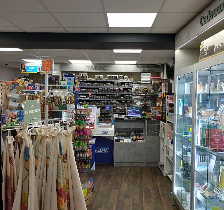 magasin (le seul tabac/presse...) dans village de 1.200 habitants, au pied du Ventoux, route passante, touristique ; surface de 54 m2 + réserve, refait entièrement à neuf, sécurisé, climatisation réversible. Vente cause retraite.