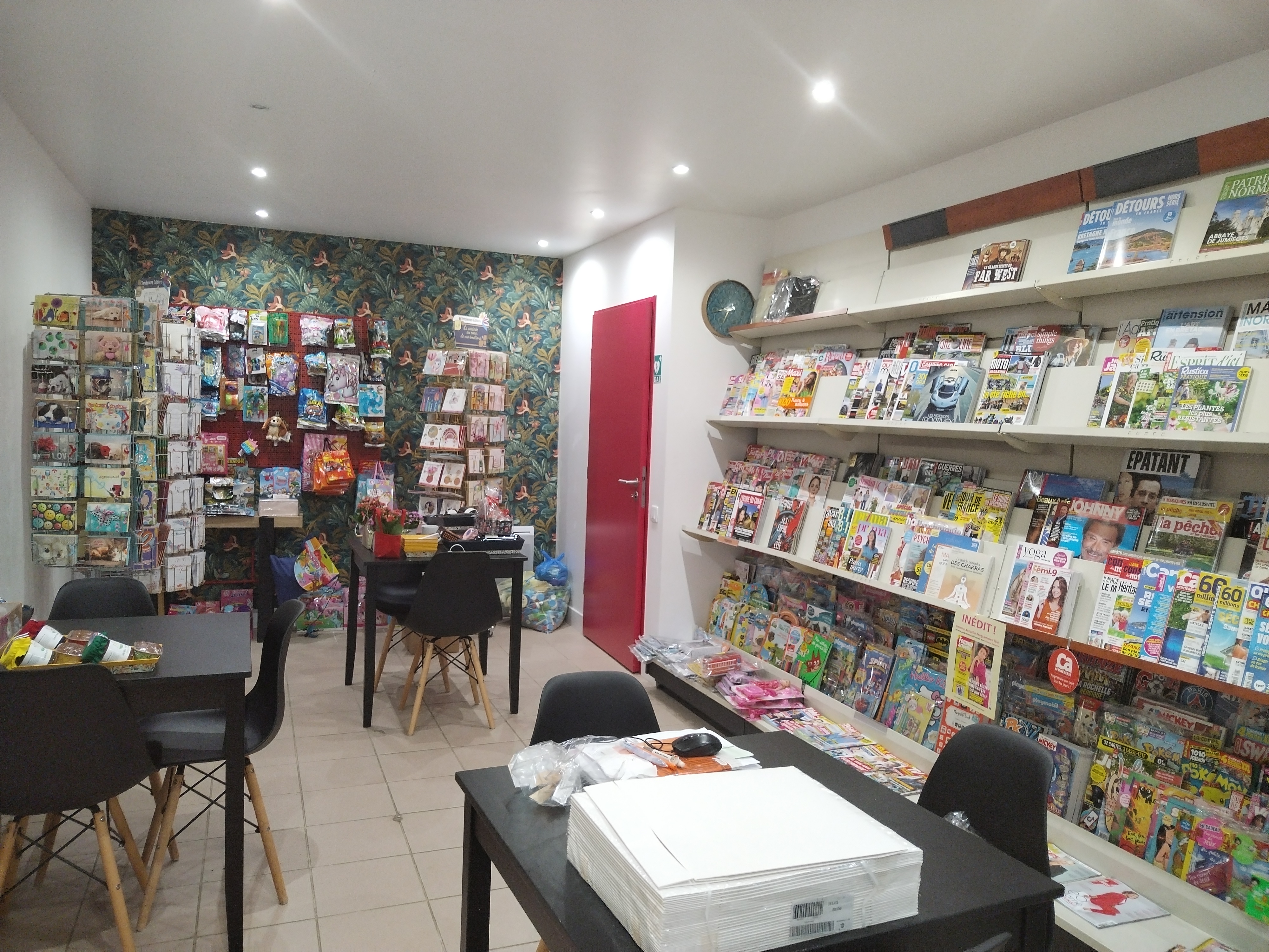 Vend fonds de commerce
Épicerie
Dans un village d'un peu plus de 900 habitants.
Magasin ayant une superficie de 100m2 avec logement derrière 
Magasin au norme pmr 
Refait a neuf il y a trois ans 
Parking juste en face 
Beau potentiel