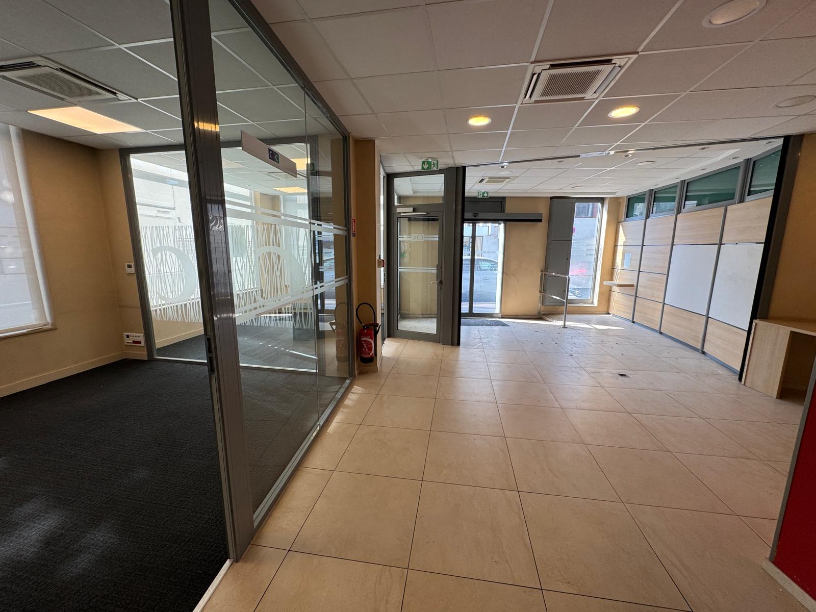 Location pure pour un grand local d'angle de 160m2 au centre ville de Cagnes sur Mer Bail commercial 3/6/9 ans Loyer actuel : 6 000 € / mois Provision sur charges : 280 € / mois Provision sur taxe foncière : 445 € / mois Loyer et accessoires non soumis à TVA Dépôt de garantie : 3 mois de loyer hors charges Honoraires : 3 mois de loyer hors charges Surface totale : 166 m² Emplacement d’angle – Vitrine de 25 mètres linéaires Au cœur du centre-ville de Cagnes-sur-Mer, saisissez cette opportunité rare : la cession du droit au bail d’un vaste local d’angle de plain-pied, offrant une visibilité exceptionnelle grâce à plus de 25 mètres de vitrine sur l’une des artères les plus passantes de la ville. Ce local, actuellement aménagé en espace de services et bureaux, propose une grande flexibilité d’agencement pour tout projet commercial, médical ou paramédical. Atouts majeurs : Emplacement d’angle avec vitrine de 25 m linéaires : visibilité optimale 3 places de parking privatives en hypercentre Accès PMR (personnes à mobilité réduite) Climatisation réversible dans tout le local Stationnement client à 50 m (plus de 200 places) Tableau électrique triphasé Idéal pour de nombreuses activités : Enseignes nationales, concept stores, opticiens, boulangeries, épiceries fines, cosmétique, caviste, literie, décoration… Agences d’assurances, banques, cabinets de gestion, agences immobilières, cabinets comptables, études notariales… Cabinets médicaux, centres dentaires, ophtalmologie, kinésithérapie, infirmiers, laboratoires, radiologie, orthophonie, podologie… Instituts de beauté, salons de coiffure, centres esthétiques, salles de sport, studios de coaching… Auto-écoles, agences de recrutement, cabinets d’avocats, centres de formation professionnelle… Une adresse stratégique pour développer votre activité dans un environnement dynamique et recherché. Pour toute information complémentaire ou organiser une visite, contactez-nous dès maintenant !