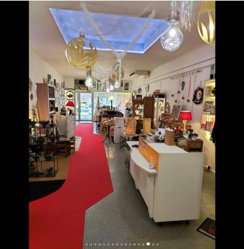 Immeuble 
RdC : commerce 102m² avec sanitaires, 
À l’étage : un appartement de 119m² (2 chambres + patio pouvant servir de chambre, grande cuisine équipée, 1 salon donnant sur balcon et grands combles isolés aménageables). 
24 panneaux solaires. 
Bastide tous commerces, piscine, dojo, skatepark- de la crèche au Collège, le bien donnant sur la place avec nombreux parkings. 
Le local peut accueillir tout commerce, médical, bureautique, artisanat, profession libérale, etc.
A 1 h 30 Pyrénées et 1 h 30 Océan, proche d’Eugénie les Bains (ville Thermale).

VENTE CAUSE RETRAITE

Viager libre pour 100.000 € + un loyers de 840€/mois (valeur du bien 235.000€) ou Vente à 235 000€ net vendeur.