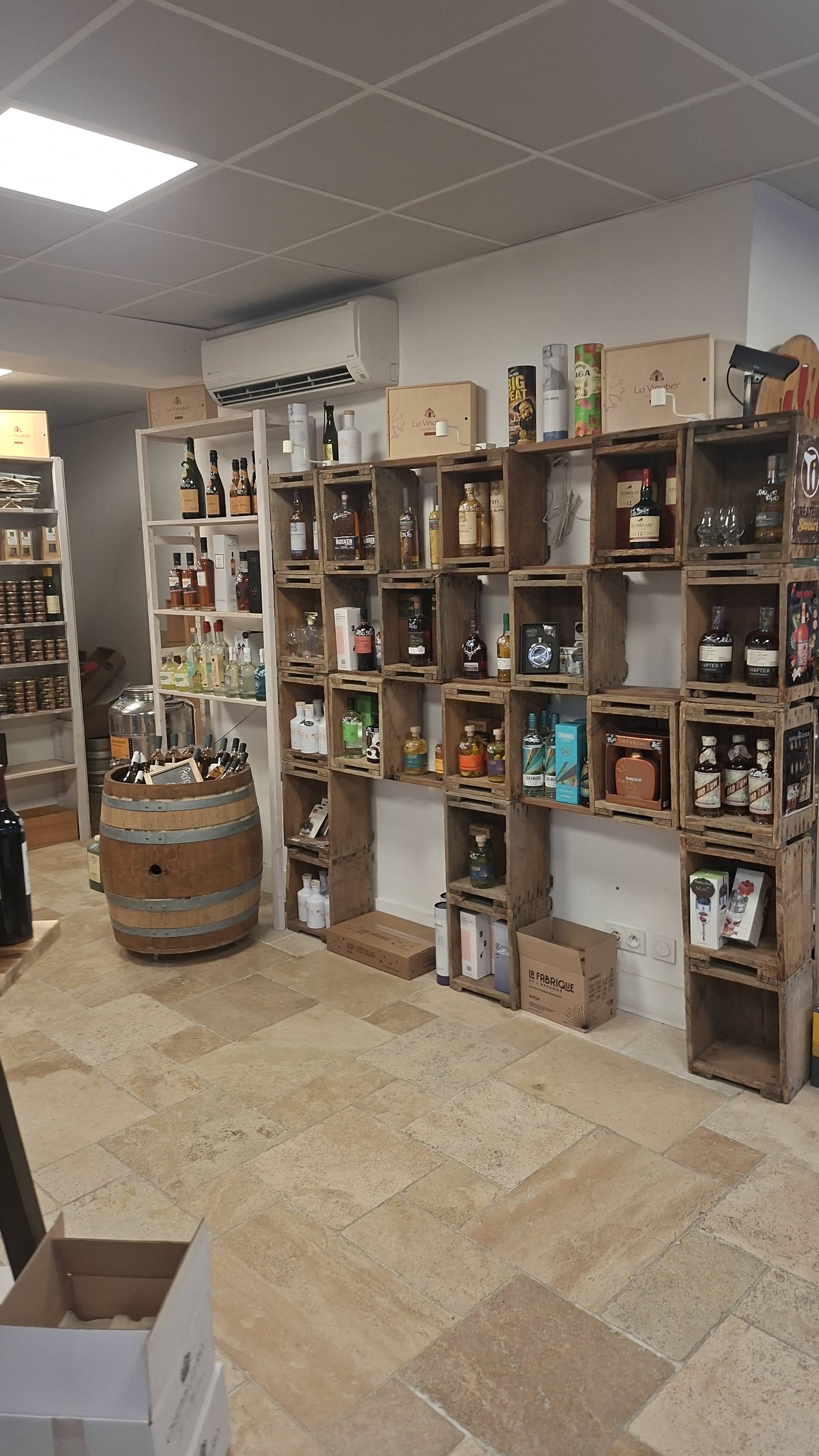 Bonjour, 

Je suis propriétaire de ce local commercial idéalement situé en plein coeur du village de Catus. 
Ce commerce était occupé par Lo Vinotier (vente de vin et spiritueux). 

La surface est d'environ 50m2, avec un coin toilettes et accès à une cave pouvant servir à entreposer du matériel. 

Il est très lumineux et a beaucoup de caché avec la pierre apparente. 

Le local est equipé d'une climatisation réversible.

Je peux vous fournir plus de photos et vidéos sur demande. 

Il est disponible dès maintenant, idéal pour commencer une nouvelle activité avant le début de la haute saison touristique. 

Vous pouvez me joindre par téléphone au 0677726974 pour échanger et organiser une visite.

Le loyer est de 650€.