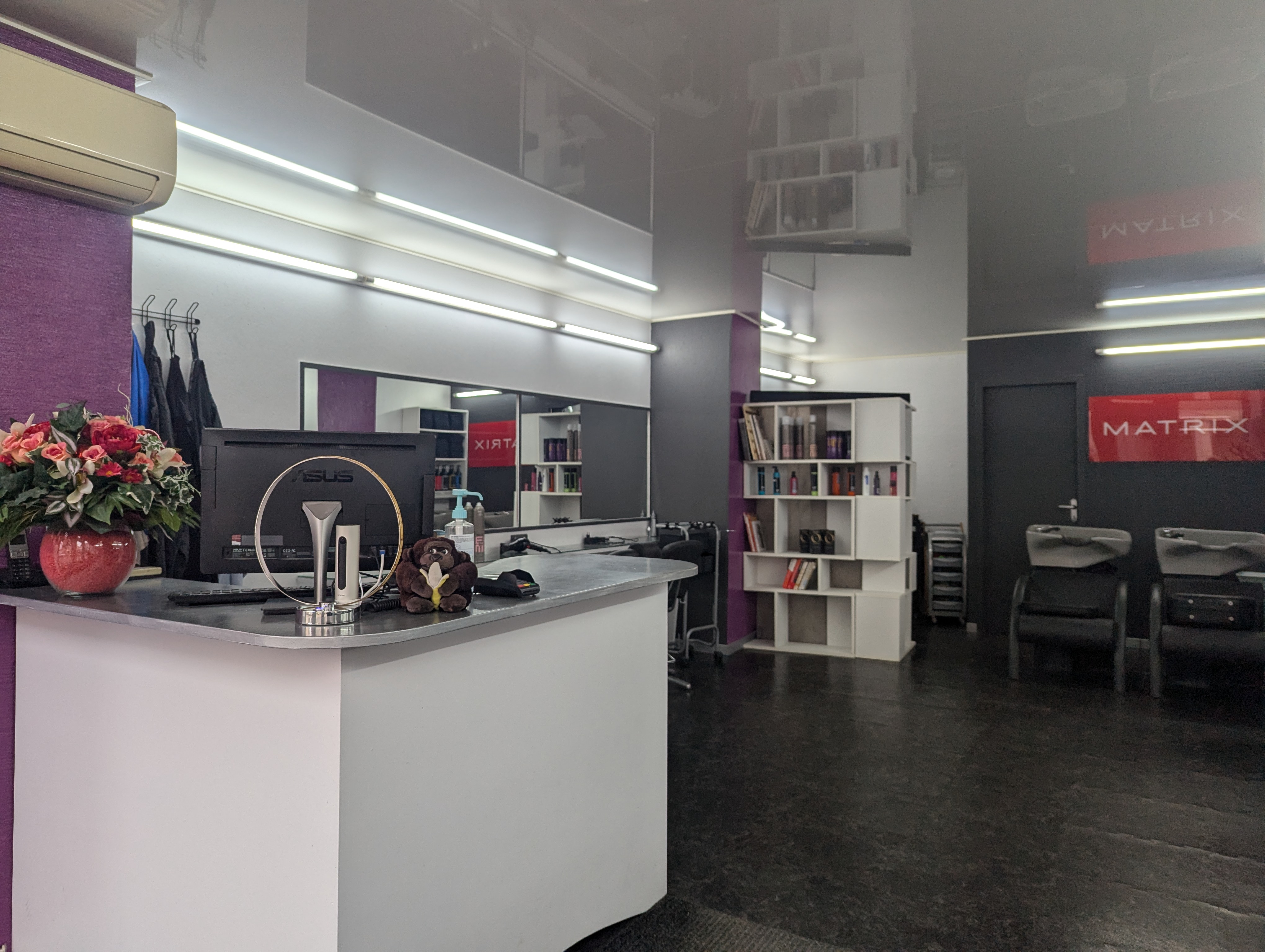 Murs commerciaux 40 m² LALOUVESC IAD France - Nicole PORTE vous propose : A vendre -SALON DE COIFFURE MURS ET FOND au cœur de LALOUVESC(07).Vous rêvez de devenir votre propre patron ou d'investir dans un commerce rentable ?Ce salon de coiffure de 40M² environ, situé en PLEIN CENTRE DU CHARMANT VILLAGE DE LALOUVESC, est une opportunité idéale ! Le BIEN EN Détail : SURFACE 40 M² environ, LOCAL LUMINEUX et FONCTIONNEL CLIMATISATION REVERSIBLE et chauffage électrique PORTE ANTI EFFRACTION Faibles charges de copropriété 294 EUR/an Arrière boutique. Idéalement situé, ce salon bénéficie d'un emplacement privilégié dans ce village dynamique et touristique du nord Ardèche. Ne MANQUEZ PAS CETTE BELLE OPPORTUNITE! Contactez-moi pour plus d'informations ou pour organiser une visite.. Information d'affichage énergétique sur le bien associé à cette annonce : classe ENERGIE E indice 379 et classe CLIMAT B indice [URL masquée pour votre sécurité] présente annonce immobilière a été rédigée sous la responsabilité éditoriale de Mlle Nicole PORTE (ID 33433), Agent Commercial mandataire en immobilier immatriculé au Registre Spécial des Agents Commerciaux (RSAC) du Tribunal de Commerce de Aubenas sous le numéro 842962813 Surface : 40 m² Non soumis au DPE Consommation énergie primaire : Non communiqué Consommation énergie finale : Non communiqué Montant estimé des dépenses annuelles d'énergie pour un usage standard : 1687 € par an. Prix moyens des énergies indexés sur l'année 2021.