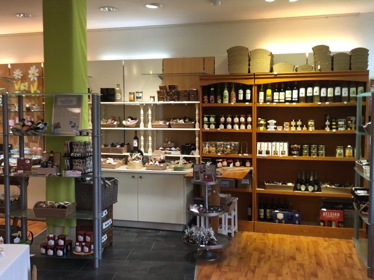 Chocolaterie (vente) , confiserie, paniers garnis, dragées.
Situé en Centre Ville, emplacement n° 1. Proches de toutes les commodités (parking, musée, cinéma, commerces, théatre.)
Faible loyer. Locaux 75 m2 (aménagements et équipements de qualités)
Chocolaterie créée en 1994 (vente cause retraite)