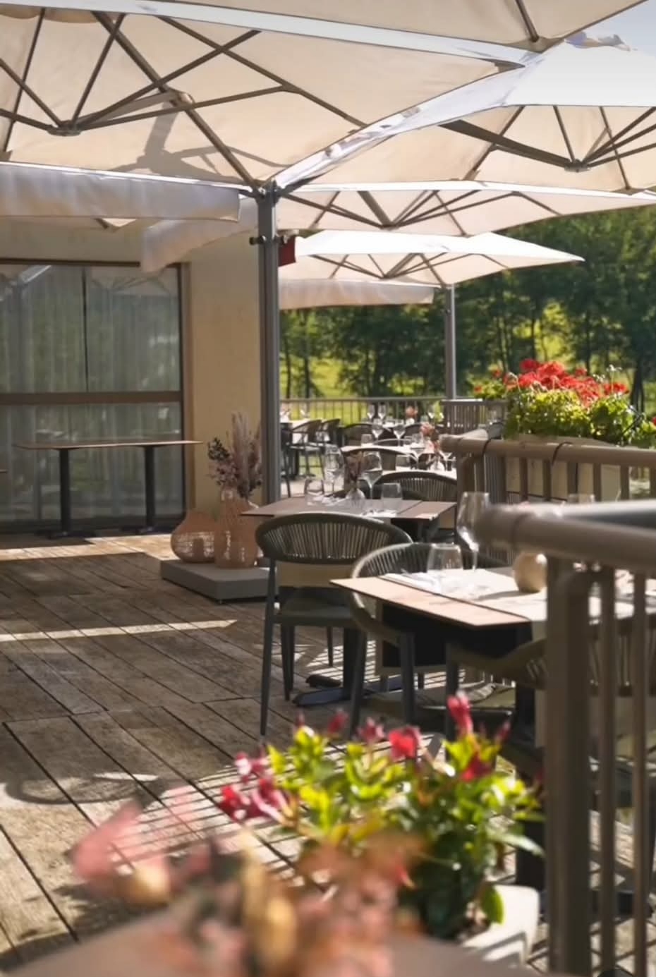 Restaurant semi-gastronomique idéalement situé sur la commune de Miers, au bord du lac de la source et situé au sein de l’espace de loisirs de la source salmière. Le restaurant dispose d'une clientèle fidèle et bénéficie d'une forte affluence touristique en haute saison. 
Le restaurant a été entièrement rénové avec goût en 2022, le mobilier intérieur a trois ans et le mobilier d’extérieur (chaises, parasols) a été renouvelé en 2024.
Le restaurant bénéficie d’une grande salle moderne et lumineuse, d’une capacité d’une quarantaine de couverts, d’une terrasse sur pilotis surplombant le lac également d’une quarantaine de couverts, ainsi qu’un espace bar, accueil.
Aujourd’hui le restaurant est ouvert à l’année, avec 2 jours et demi de fermeture par semaine et opère en haute saison avec un effectif de 5-6 personnes. Deux salariés en CDI à l’année prêts à continuer l’aventure.
Capacité : volontairement limité aujourd'hui à 40 couverts en salle, 40 couverts en terrasse, la surface permet la possibilité d’augmenter le nombre de couverts.
Terrasse ombragée au bord de l’eau, avec vue 360° sur le lac de la source.
Cuisine moderne entièrement équipée (four mixte, cellule de refroidissement, frigos, machine sous-vide) et est vendue avec l’ensemble du matériel de cuisson.
Établissement rénové en 2022, mobilier extérieur et intérieur quasi-neuf, pas d’investissements à prévoir.
Grand parking devant le restaurant.
Cadre unique au cœur du parc de la source salmière, sans route à proximité, calme et dépaysement garantie.
Loyer très intéressant.
Restaurant avec une très belle réputation locale, offrant des axes de développement.
Valeur du fonds de commerce : 250 000 €

C.A : Sur demande
E.B.E : Sur demande
Loyer : Sur demande