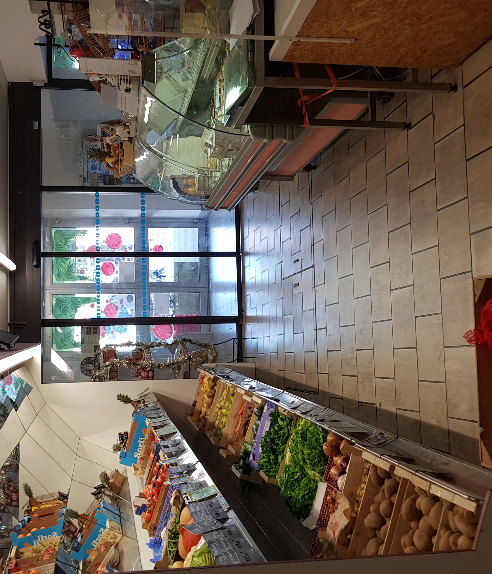 EPICERIE PRIMEUR FROMAGERIE CAVISTE SNACKING
Ce Commerce a une clientèle locale et touristique.
Situé au coeur du village avec parking juste en face.
Dispose d'un lieu de convivialité avec un coin café.
Commerce à reprendre idéalement pour un couple motivé et dynamique.
La surface de vente est de 150 m2 avec une zone de stockage attenant à la boutique et 2 chambres froides positives.
Fort potentiel de développement.
Loyer de 1700 €