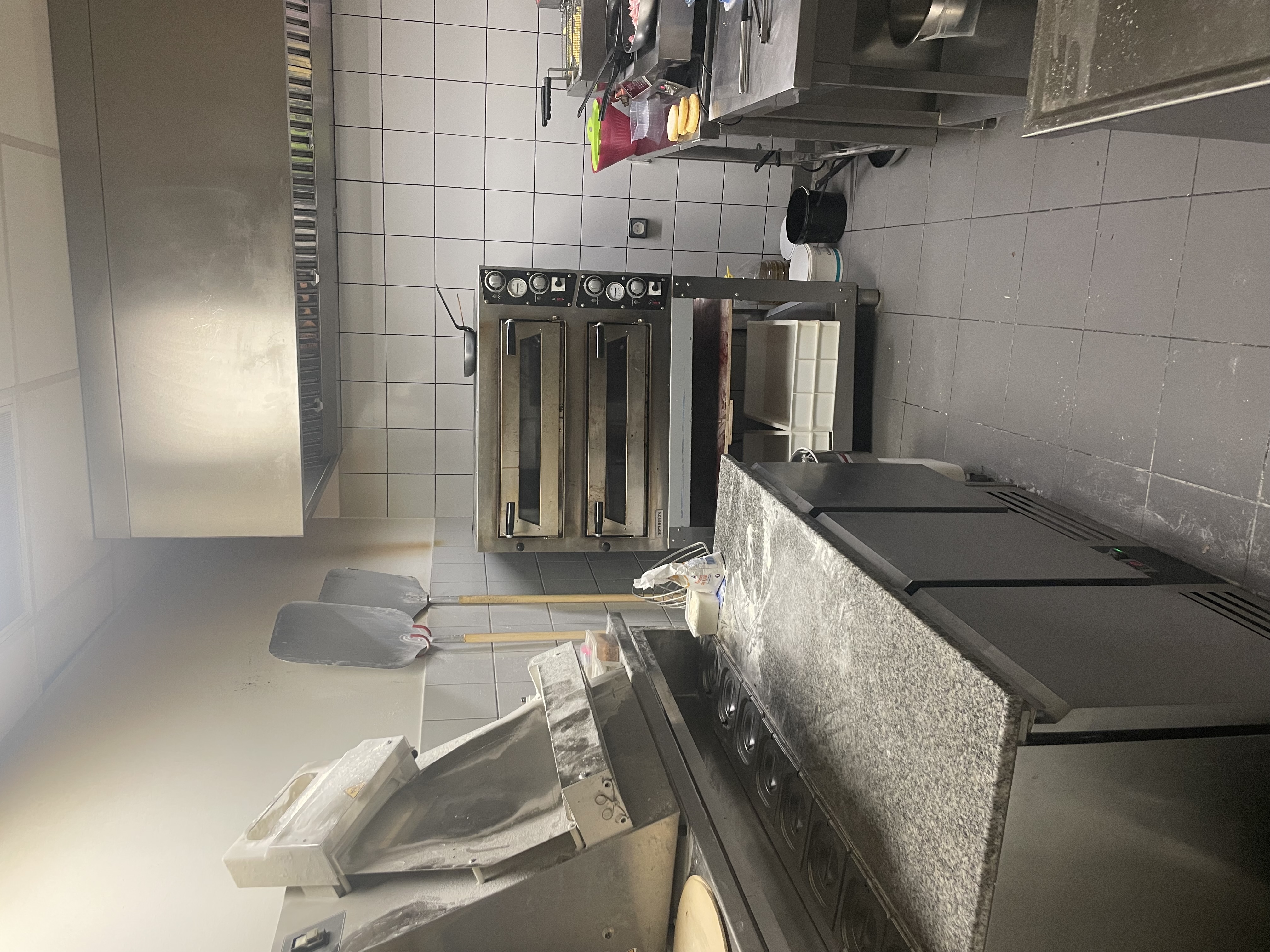 À vendre — Fonds de commerce Restauration rapide — Pizzas, Burgers — Le 913

Village dynamique de 1500 habitants — Clientèle locale fidèle — Activité en pleine croissance

Commerce clé en main, rentable et en pleine progression, avec Licence IV et potentiel de développement.

⸻

Situé au cœur du village, je vends mon fonds de commerce de restauration rapide (pizzas, burgers, plats à emporter) départ rapprochement familial 
(Aucune concurrence, possible dans le village, ce qui est un plus non négligeable)
CA 2024 intéressant en hausse de +20% 
Chiffre sur demande sérieuse 
Loyer attractif : 450 HT€/mois
Local communal avec Licence IV mise à disposition (grosse augmentation possible du chiffre  en ouvrant le bar grosse attente de tout le village et de la Mairie, hésitez pas à les appeler)

Cuisine en cours d’agrandissement (20 m² supplémentaires — travaux pris en charge par la mairie).
Matériel complet et récent : double four à pizzas, saladette, pétrin, friteuse, plaques induction, réfrigération, caisse aux normes, etc.

Ouvert 5 jours/7 — Belle notoriété locale
(voir les commentaires sur Internet)
 — Clientèle fidèle
Fort potentiel de développement (bar, terrasse, nouveaux services…)

Prix de vente 80000  — étude de dossier sérieuse uniquement et qui a surtout l’esprit village très important..