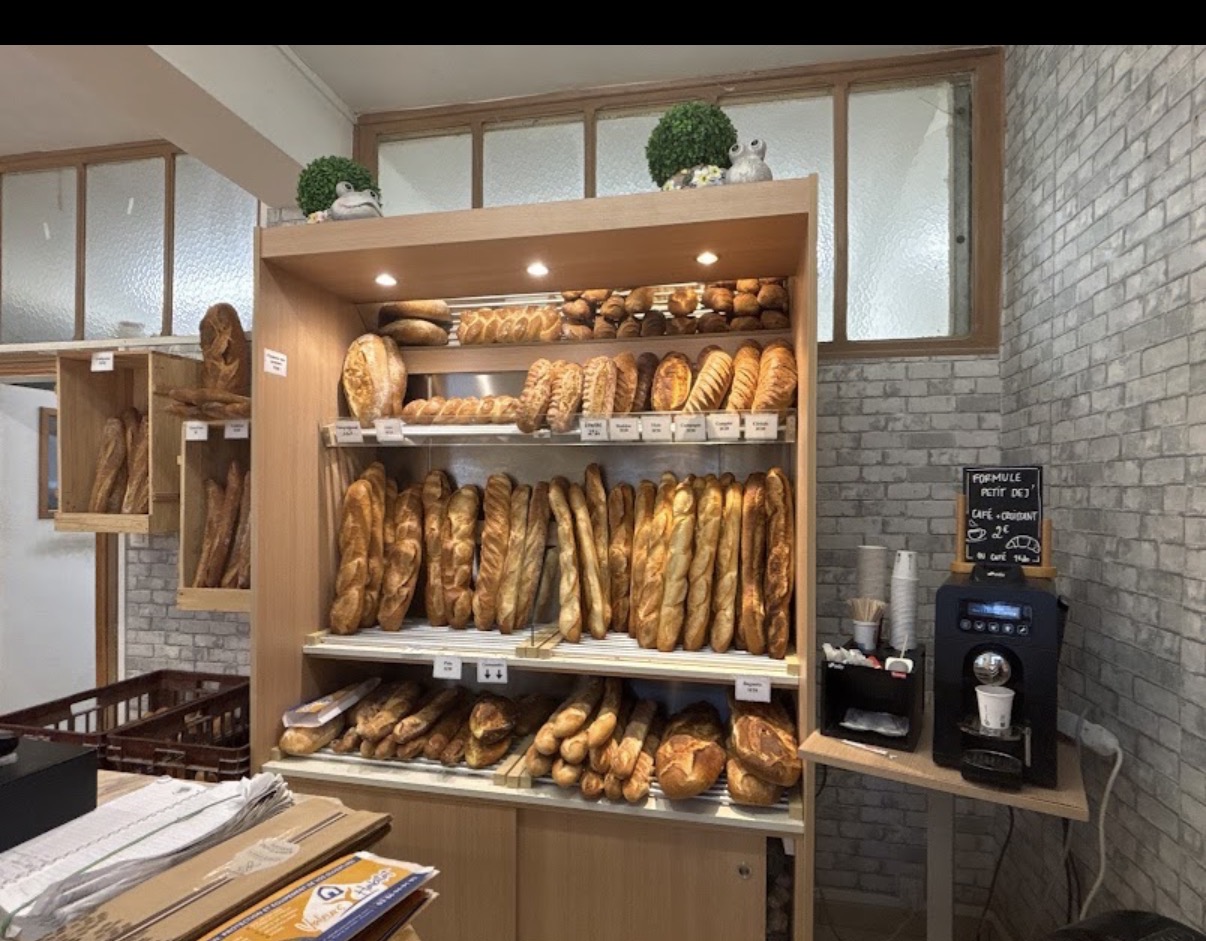 Bonjour 
Suite à un changement de projet 
Et de vie 
Nous recherchons repreneur pour notre boulangerie 
Les clients ont besoins de ce commerce nous ne voulons pas partir sans rien leur laisser 
Nous somme preneur de bonnes idées pour eux 
Clientèle local et parisienne 
Clients au top 

La seule du village très bon bilan 
Plus d info en privé