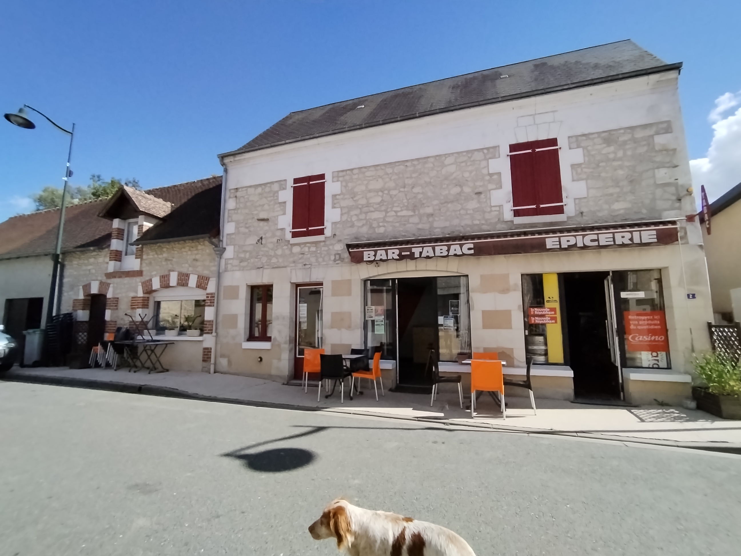 OBTERRE à vendre Bar Tabac Epicerie au coeur d'un village situé dans le Parc Naturel de la Brenne.
Attractivités touristiques : Parc Zoologique de La Haute-Touche, gîtes, chambres d'hôtes et camping
Maison ancienne de caractère sur 2 niveaux :
Bar Tabac 45 m² ; Epicerie 65 m² ; salle de bain WC 8 m² ; pièce de vie 43m²
3 chambres : 33 m² et 2 de 12 m² 1 salle de bain 7 m² ; débarras 7 m²
grenier aménageable
Jardin 250 m² et Garage 15 m²
Possibilité de développement restauration, jeux, produits locaux
Prix de vente global : 150 000 € (100 000 € habitation + 50 000 € fond de commerce)