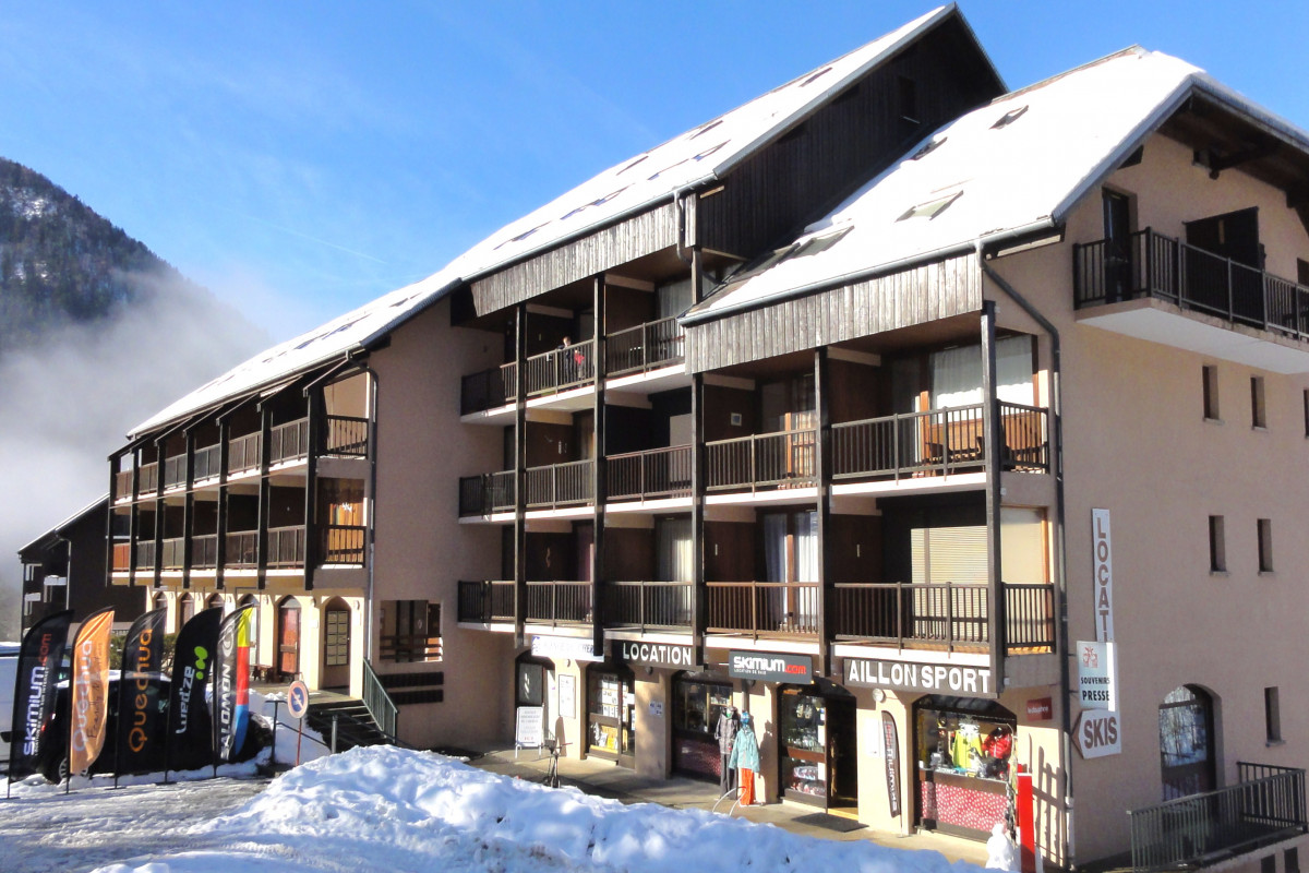 Dans station de moyenne montagne. Proche de Chambéry, Annecy, et 
aix les bains.
Magasin de sport et location de skis. Idéalement situé au pieds des hébergements touristiques et face aux pistes.
Voir notre site : www.aillon-sport.com